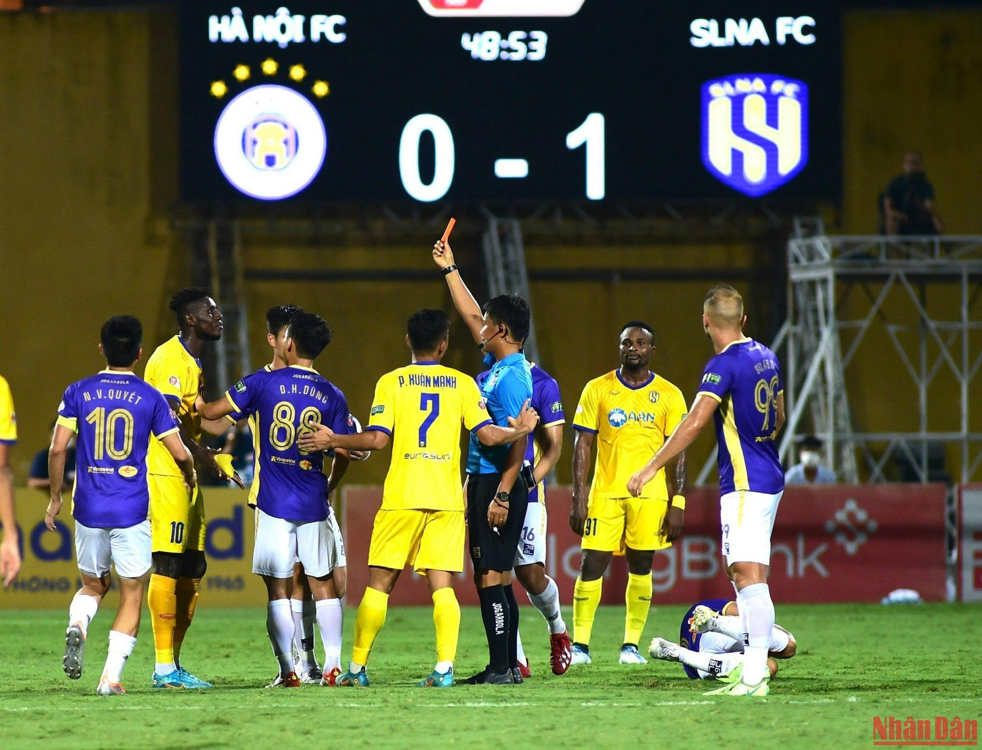 Bước ngoặt trận đấu xảy ra ở phút thứ 49 khi Olaha phải nhận thẻ đỏ. Cầu thủ mang áo số 10 đã dùng tay đập thẳng mặt Đậu Văn Toàn. Trọng tài đã rút thẻ đỏ cho ngoại binh của Sông Lam Nghệ An.