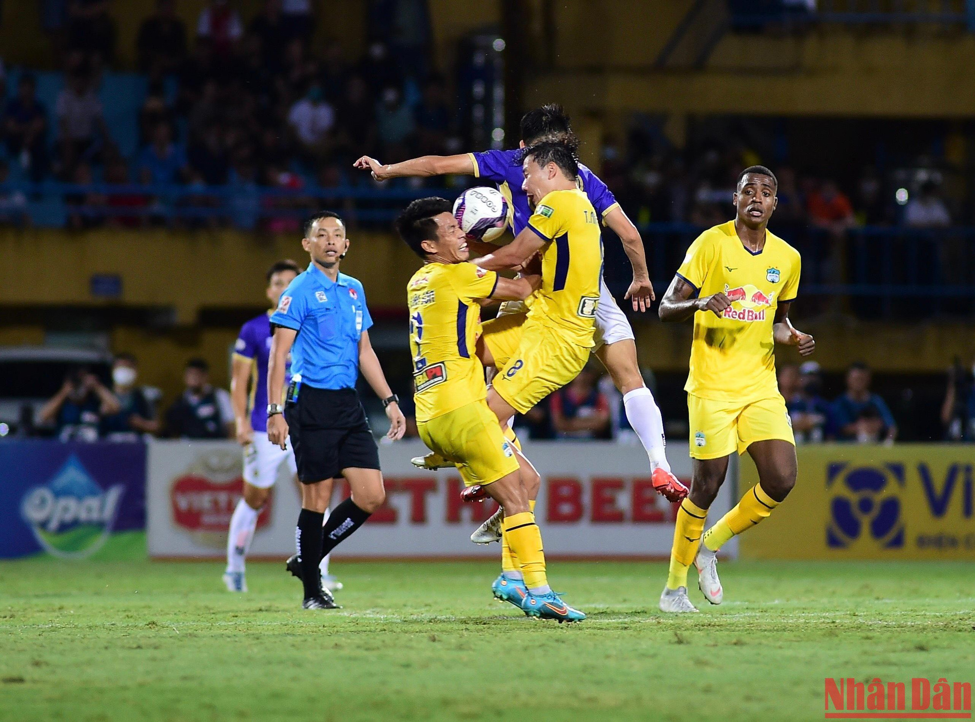 Những phút cuối trận, dù rất cố gắng nhưng đội bóng Phố Núi không thể thay đổi cục diện trận đấu.