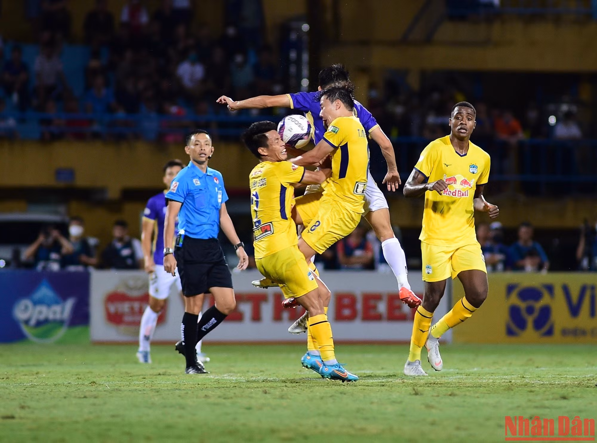 Những phút cuối trận, dù rất cố gắng nhưng đội bóng Phố Núi không thể thay đổi cục diện trận đấu.