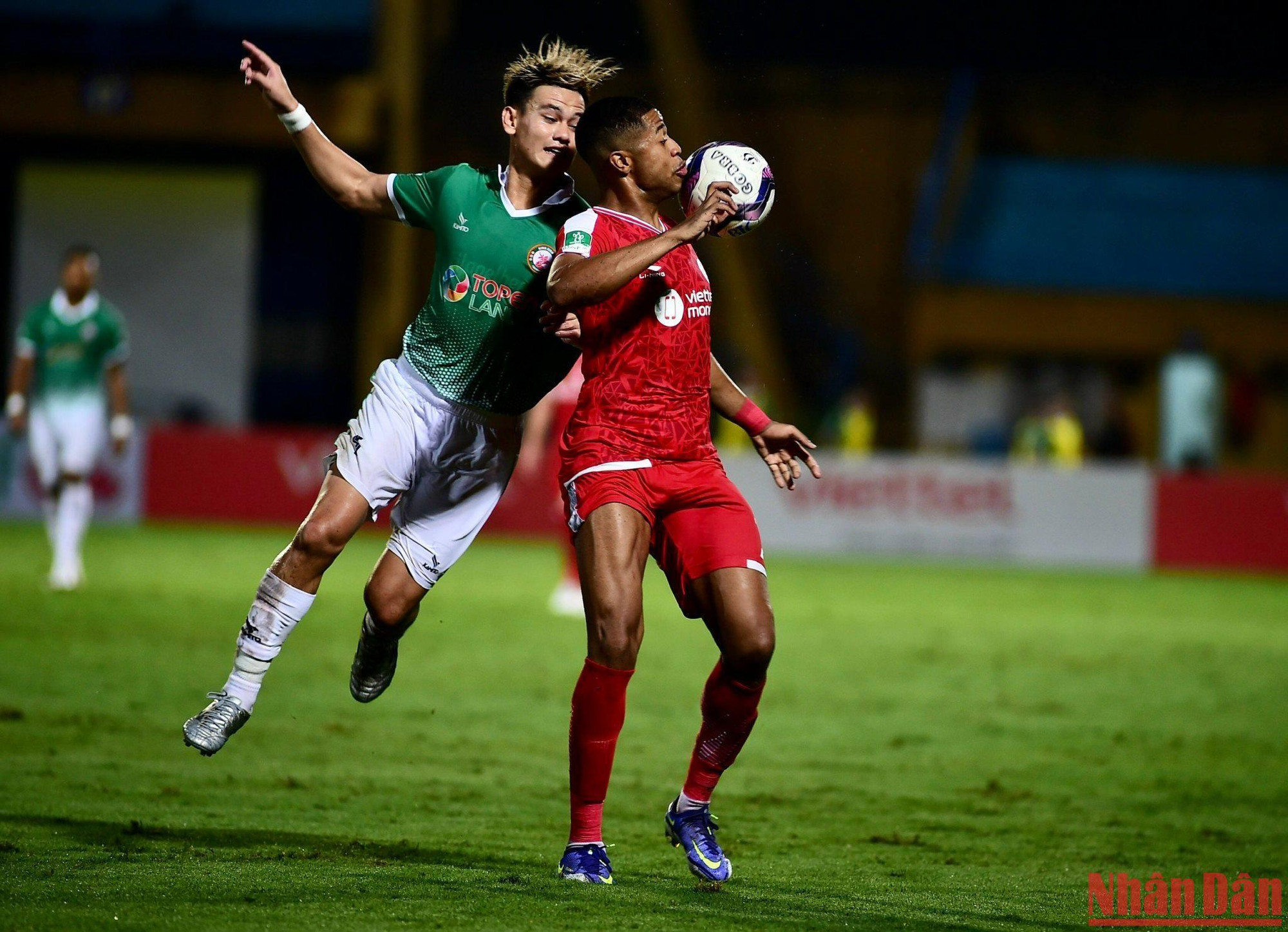 Sang hiệp 2, Bình Định tiếp tục là đội nhập cuộc tốt hơn. Raefelson có tình huống dứt điểm kỹ thuật khiến cho thủ môn Viettel hoàn toàn bất ngờ nhưng bóng lại chạm xà ngang. Trước đó Viettel cũng suýt chút nữa có bàn mở tỷ số khi Văn Thành lóng ngóng và gần như đã đưa bóng về lưới nhà. Sang hiệp 2, Bình Định tiếp tục là đội nhập cuộc tốt hơn. Raefelson có tình huống dứt điểm kỹ thuật khiến cho thủ môn Viettel hoàn toàn bất ngờ nhưng bóng lại chạm xà ngang. Trước đó Viettel cũng suýt chút nữa có bàn mở tỷ số khi Văn Thành lóng ngóng và gần như đã đưa bóng về lưới nhà.