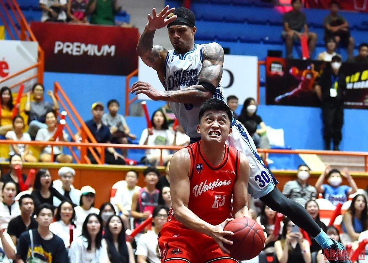 Các cầu thủ Thang Long Warriors thi đầu đầy lăn xả, không ngại va chạm với quyết tâm giữ lại một trận thắng tại Nhà thi đấu Tây Hồ.