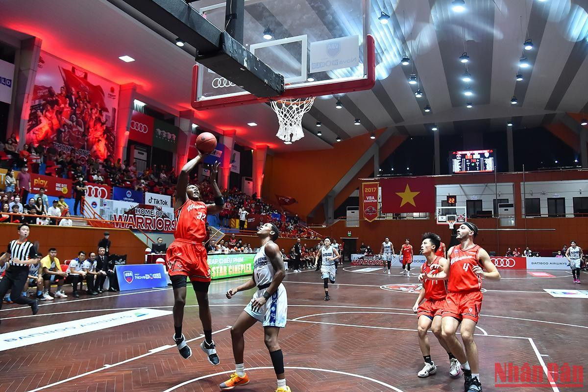 Các cầu thủ Thang Long Warriors (áo đỏ) nhập cuộc với tinh thần quyết tâm cao trong trận đấu ngày hôm nay.