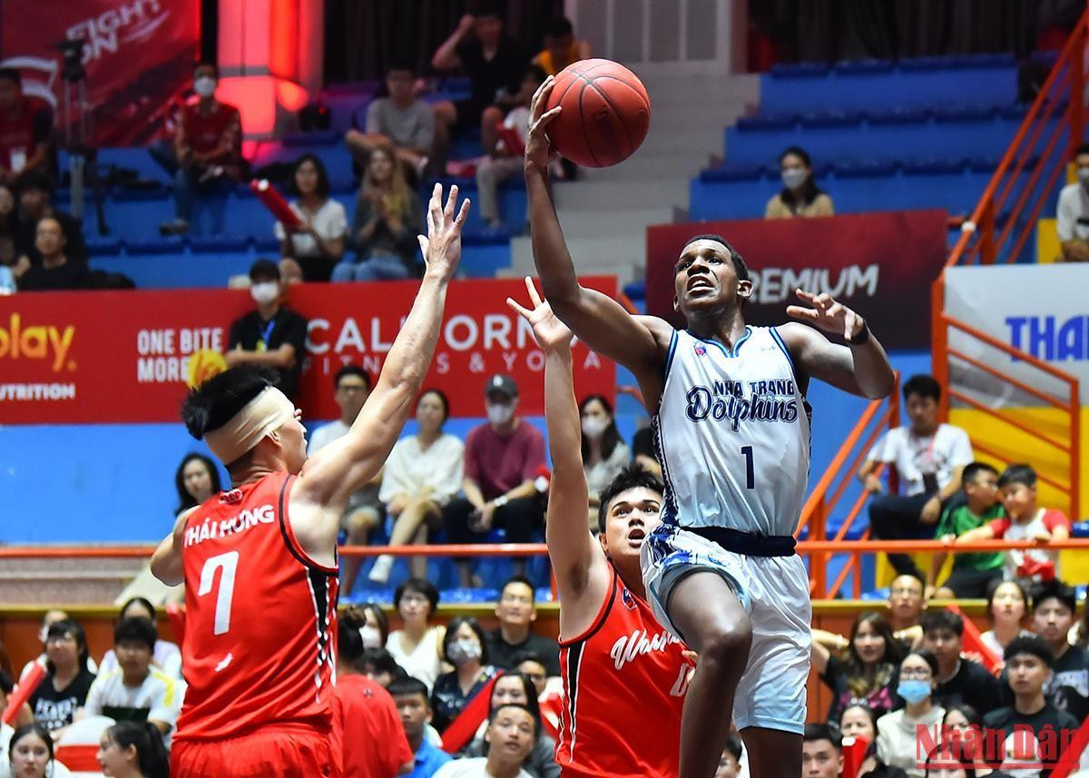 Cleveland Jackson (Nha Trang Dolphins) tiếp tục có một trận đấu chơi trọn vẹn 40 phút với 29 điểm, 7 rebounds và 5 kiến tạo nhưng cũng không thể giúp đội khách có được chiến thắng sau cùng.