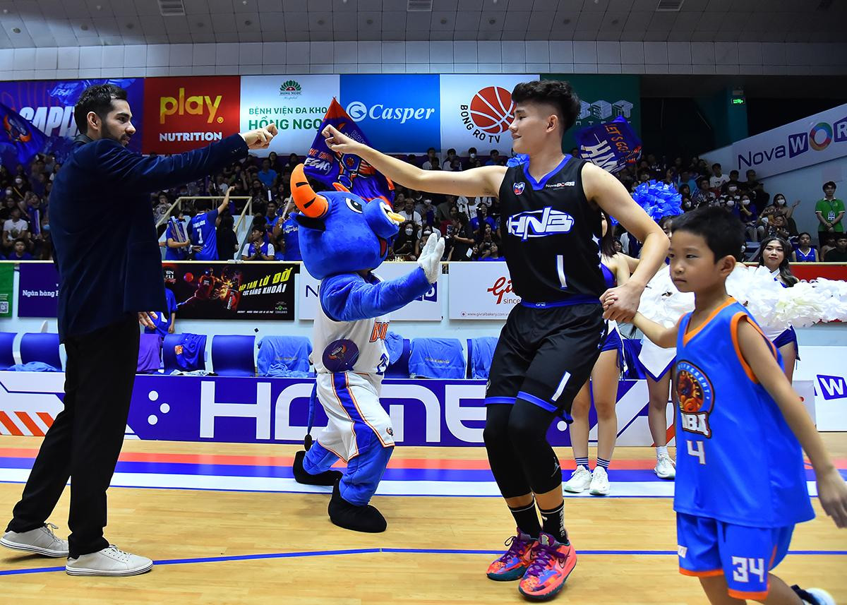 Với lợi thế sân nhà cùng tâm lý thoải mái khi giành chiến thắng trong trận đấu đầu tiên ngay trên sân của Nha Trang Dolphins, các cầu thủ Hanoi Buffaloes bước vào trận đấu tối 23/8 với tâm thế tự tin.