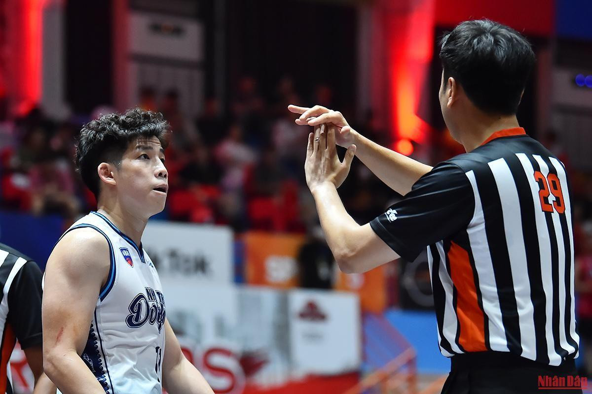 Lối chơi khó chịu của Thang Long Warriors khiến nhiều cầu thủ bên phía đội khách không giữ được bình tĩnh sau những tình huống tranh chấp. (Trong ảnh: Nguyễn Thành Đạt phải nhận một lỗi kỹ thuật từ trọng tài khi có hành vi phản ứng thái quá sau pha va chạm)