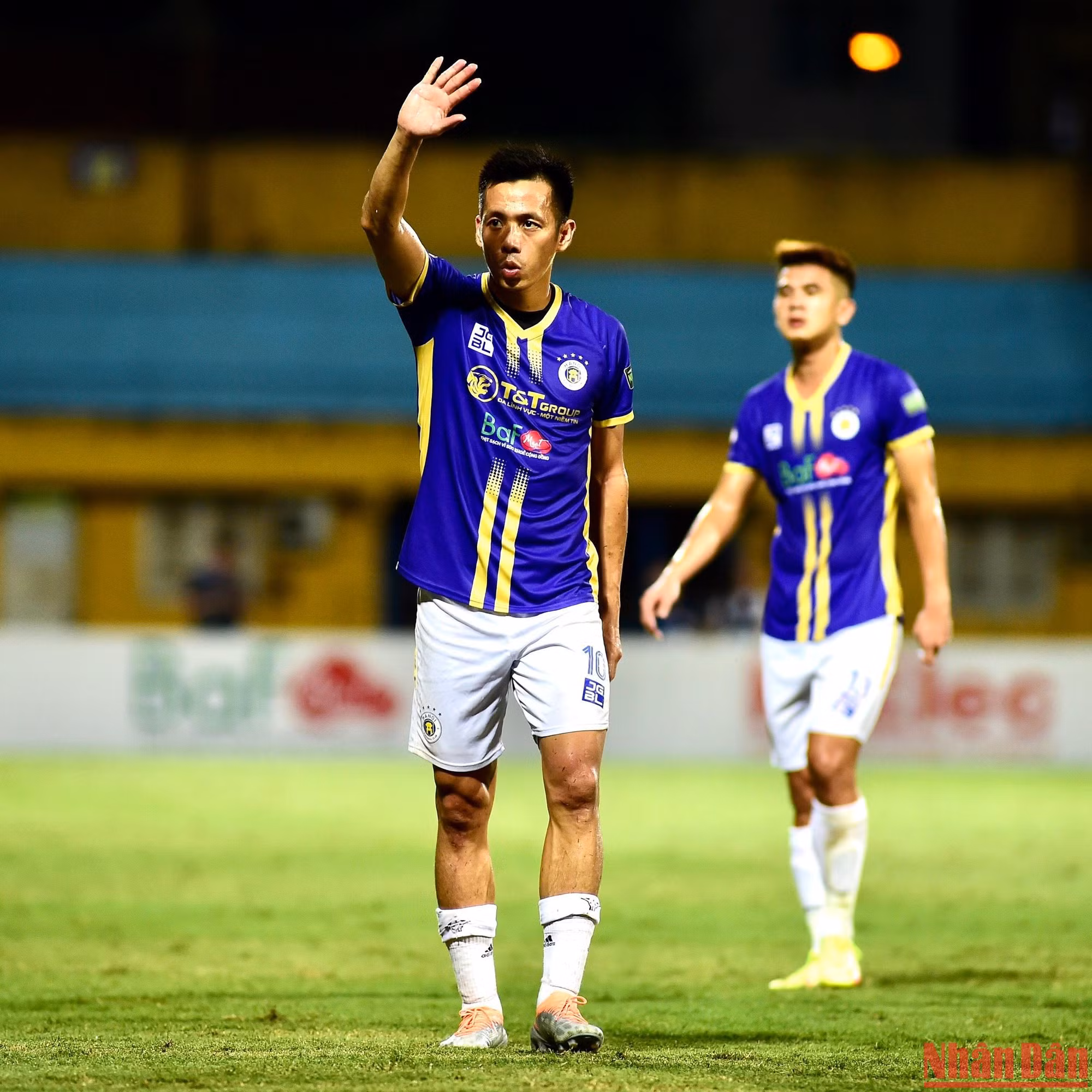 Đội trưởng Văn Quyết ghi bàn thắng quan trọng.