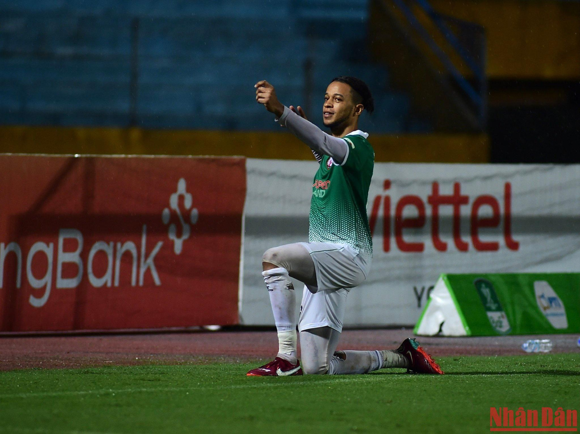 Tiền đạo Jermie Lynch ăn mừng cú sút luân lưu thành công. Tiền đạo Jermie Lynch ăn mừng cú sút luân lưu thành công.