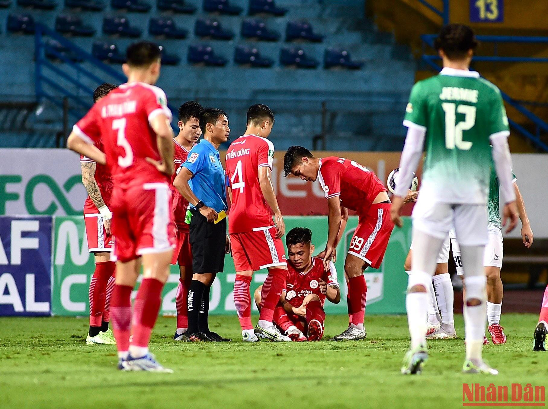 Do trời mưa nên các cầu thủ hai đội thường xuyên bị phạm lỗi. Ngay từ phút thứ 12, đội bóng đất Võ đã có cơ hội rất ngon ăn để mở tỷ số trận đấu nhưng tiền đạo Jeremie Lynch lại xử lý quá chậm chạp trong tình huống đối mặt với thủ môn Thế Tài. Do trời mưa nên các cầu thủ hai đội thường xuyên bị phạm lỗi. Ngay từ phút thứ 12, đội bóng đất Võ đã có cơ hội rất ngon ăn để mở tỷ số trận đấu nhưng tiền đạo Jeremie Lynch lại xử lý quá chậm chạp trong tình huống đối mặt với thủ môn Thế Tài.