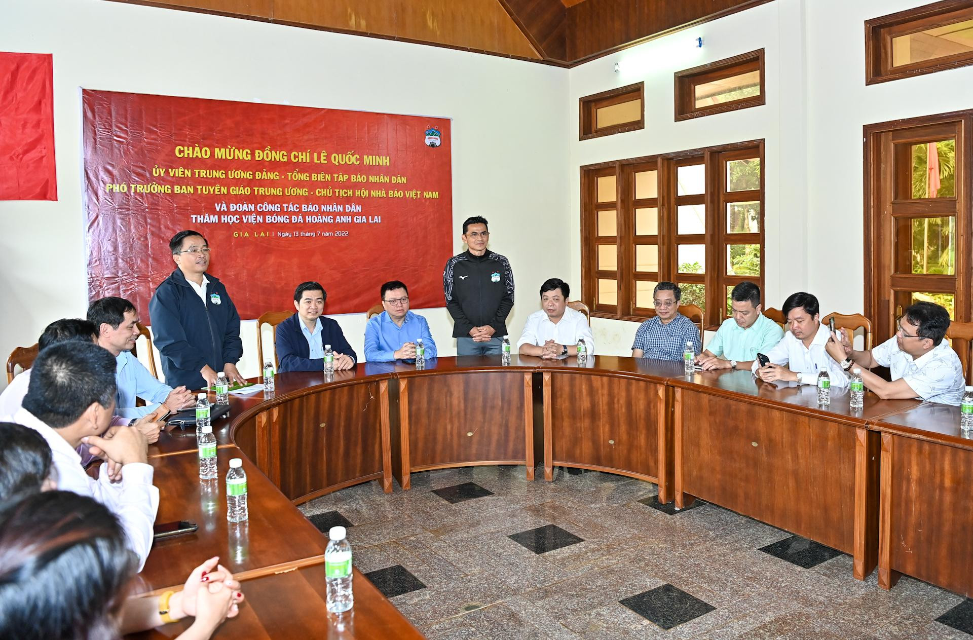 Huấn luyện viên trưởng Hoàng Anh Gia Lai Kiatisak khẳng định mục tiêu của Câu lạc bộ là phát triển vững mạnh, nên công tác đào tạo trẻ luôn được chú trọng, xây dựng lực lượng kế thừa là trọng tâm. Triết lý bóng đá của Câu lạc bộ xuyên suốt từ đội 1 đến đội trẻ là phối hợp ngắn, ban bật đẹp mắt, ứng xử văn hóa fair-play với cầu thủ đối phương, tôn trọng trọng tài và khán giả.