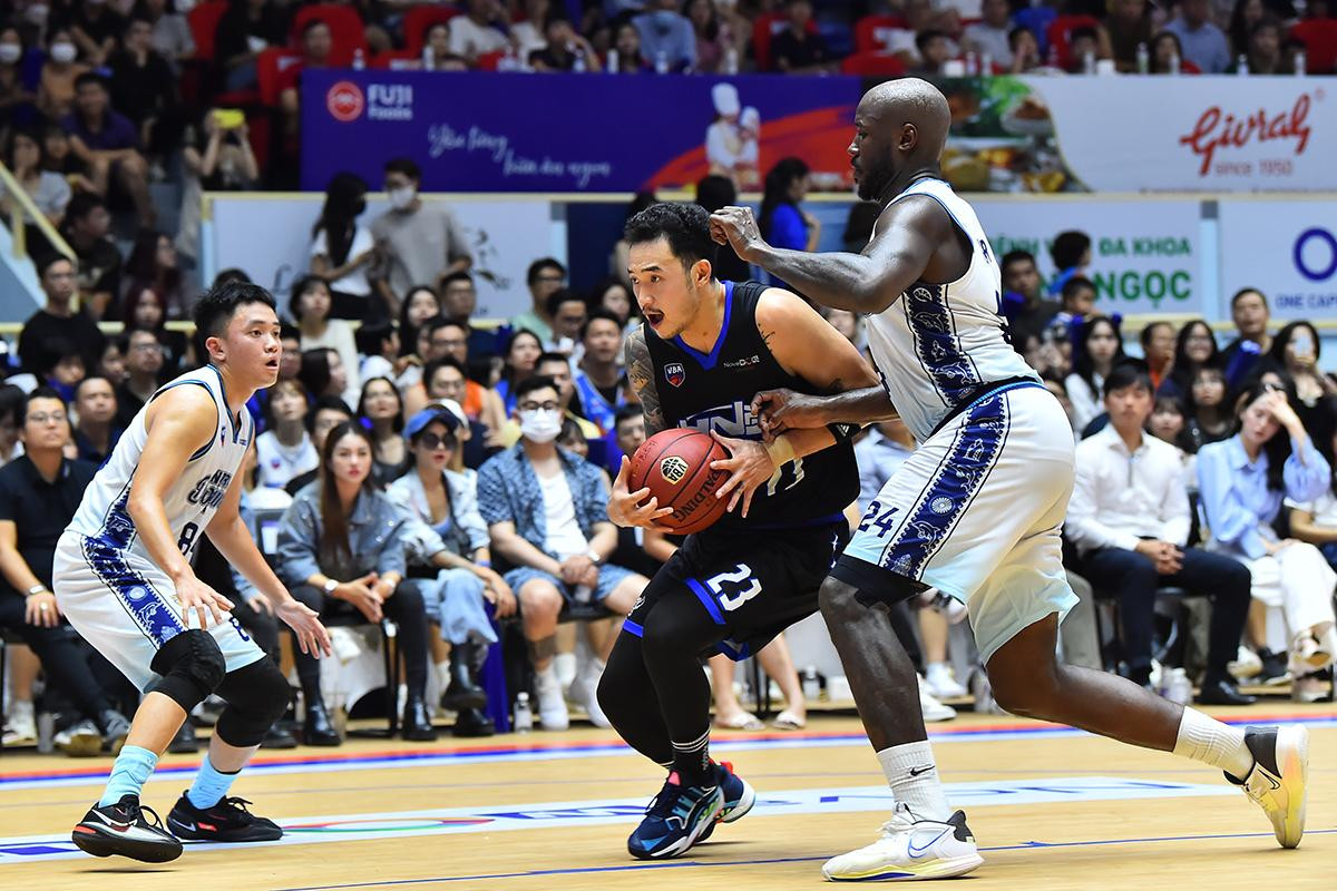 Tâm Đinh với màn trình diễn nổi bật của mình giành danh hiệu Cầu thủ xuất sắc nhất trận đấu (28 điểm, 9 rebounds).