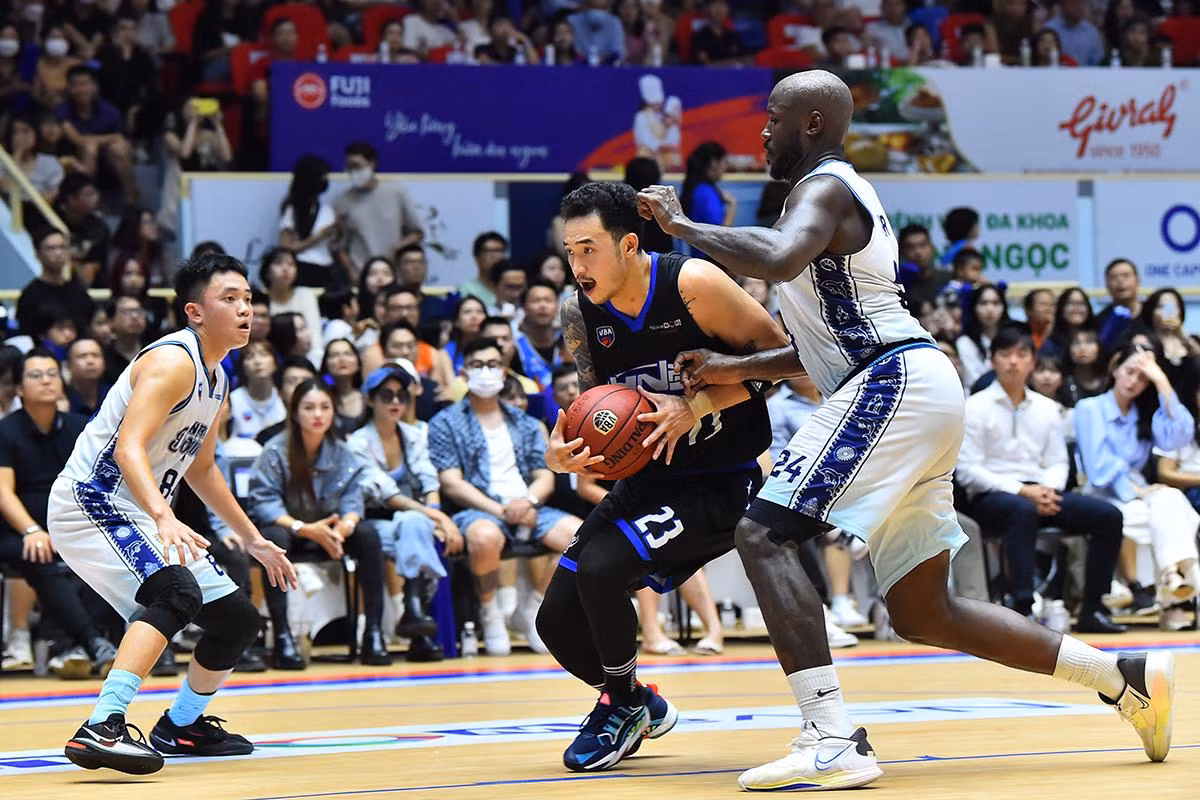 Tâm Đinh với màn trình diễn nổi bật của mình giành danh hiệu Cầu thủ xuất sắc nhất trận đấu (28 điểm, 9 rebounds).