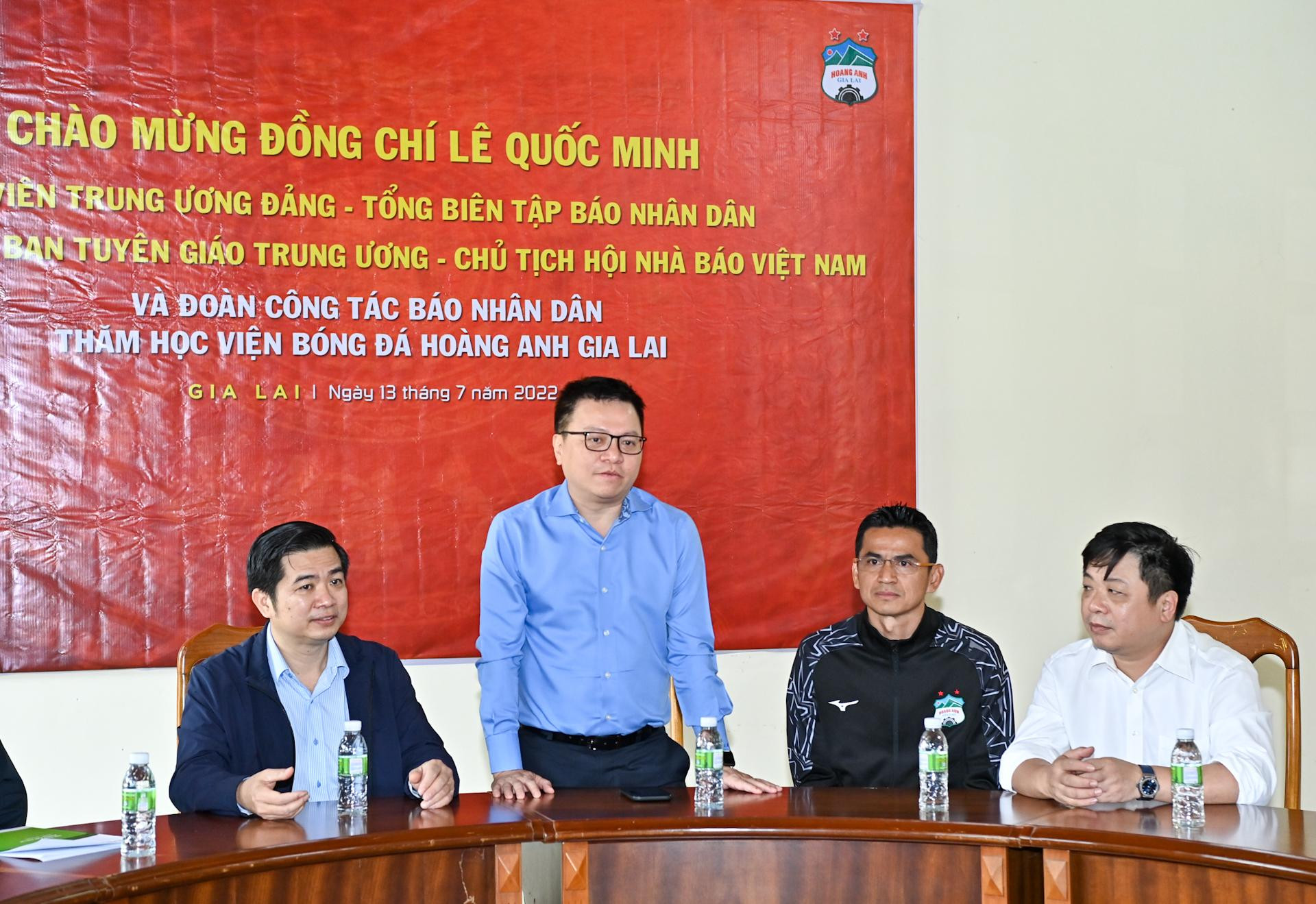 Tổng Biên tập Báo Nhân Dân Lê Quốc Minh phát biểu tại buổi thăm Học viện Bóng đá Hoàng Anh Gia Lai: &quot;Sự đầu tư của Hoàng Anh Gia Lai cho bóng đá nước nhà trong những năm vừa qua là đòn bẩy thúc đẩy phát triển bóng đá tại Việt Nam. Hiện nay, Báo Nhân Dân đang tích cực đổi mới về nội dung và hình thức, tiếp cận các bạn trẻ. Tôi mong rằng các bạn cầu thủ trẻ tại đây sẽ hứng thú dành thời gian đón đọc Báo Nhân Dân trên các nền tảng công nghệ mới.&quot;.