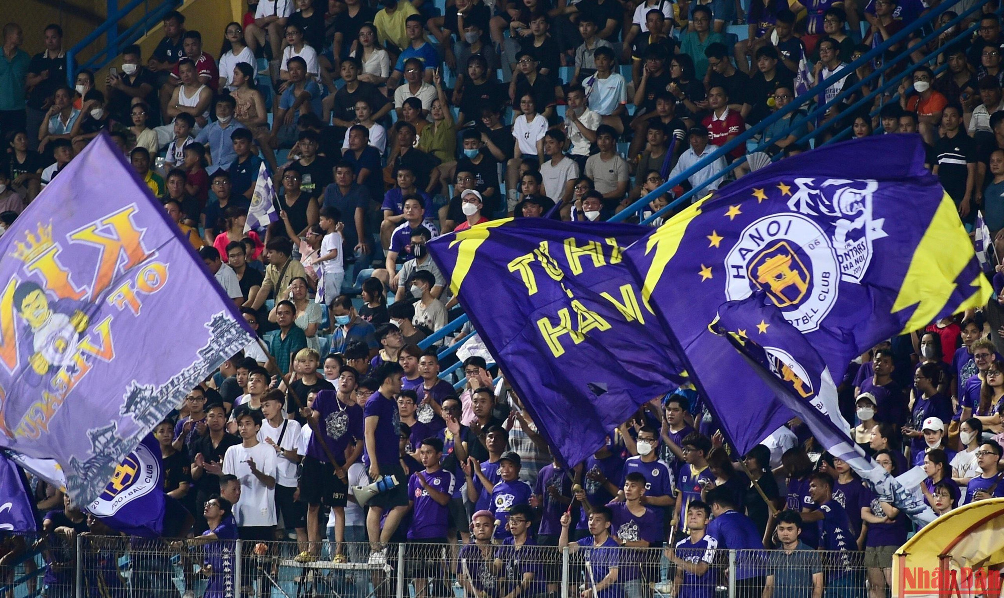Cổ động viên Hà Nội trên sân vận động Hàng Đẫy.