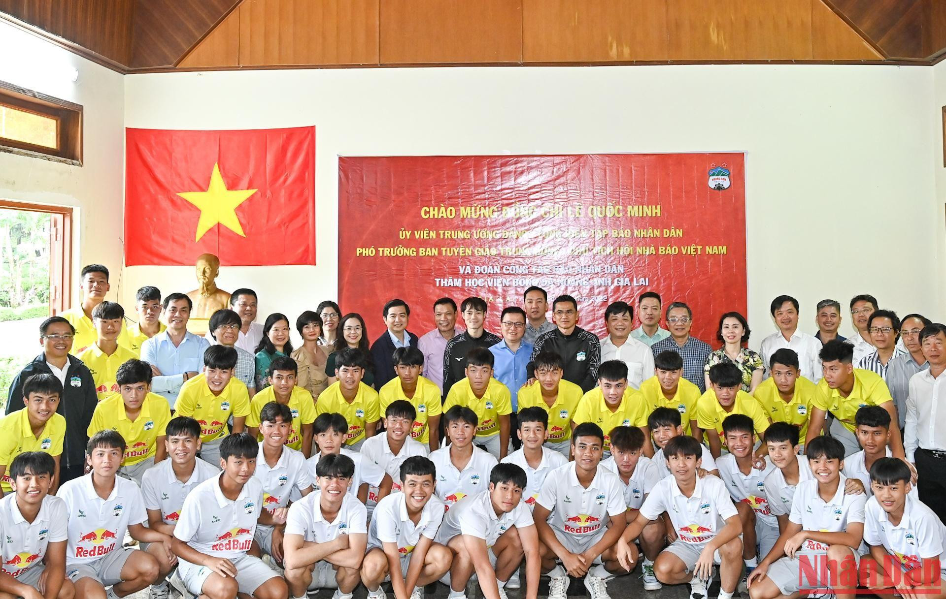 Đoàn công tác của Báo Nhân Dân chụp ảnh lưu niệm với các cầu thủ Hoàng Anh Gia Lai.