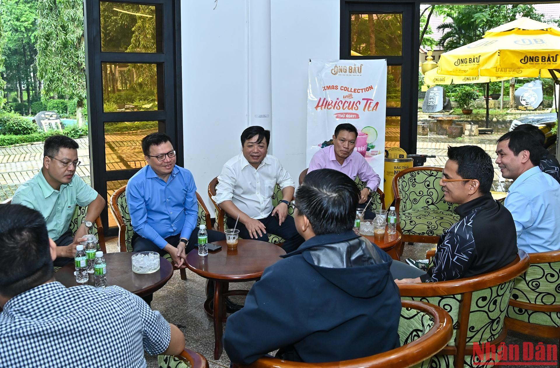 Tổng Biên tập Báo Nhân Dân Lê Quốc Minh cùng các thành viên trong đoàn công tác Báo Nhân Dân trò chuyện cùng lãnh đạo Tập đoàn Hoàng Anh Gia Lai và huấn luyện viên trưởng Kiatisak.