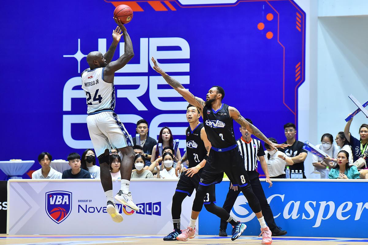 Với sự vắng mặt của Cleveland Jackson, trung phong Flenard Whitfield phải hi sinh vị trí sở trường của mình khi liên tục phải dạt ra vòng ngoài để lấy bóng trong các tình huống tấn công.