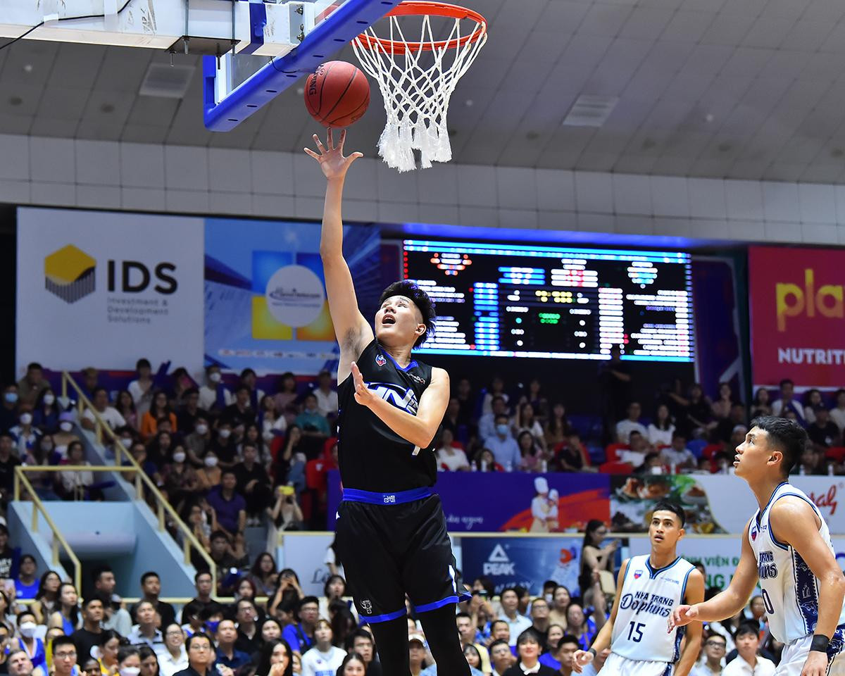 Ngoài 2 điểm đầu tiên của trận đấu thì trong một ngày thi đấu ổn định, đồng đều, các cầu thủ chủ nhà luôn để cho đội khách phải ở trong tình thế bám đuổi tỷ số.