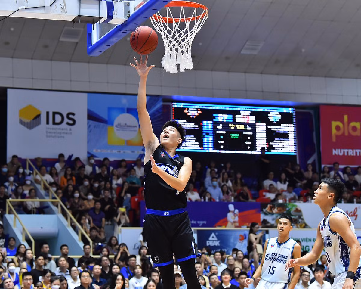 Ngoài 2 điểm đầu tiên của trận đấu thì trong một ngày thi đấu ổn định, đồng đều, các cầu thủ chủ nhà luôn để cho đội khách phải ở trong tình thế bám đuổi tỷ số.