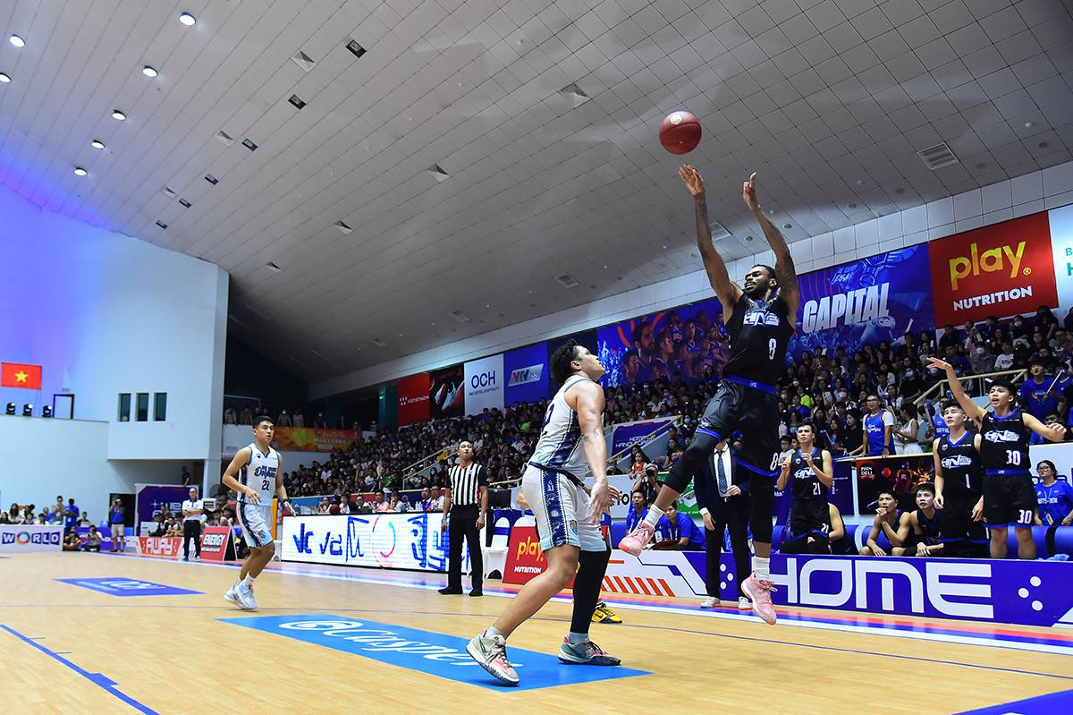 Shane Henry tiếp tục cho thấy mình là một bản hợp đồng chất lượng của đội bóng Thủ đô với 16 điểm cùng 20 rebounds.