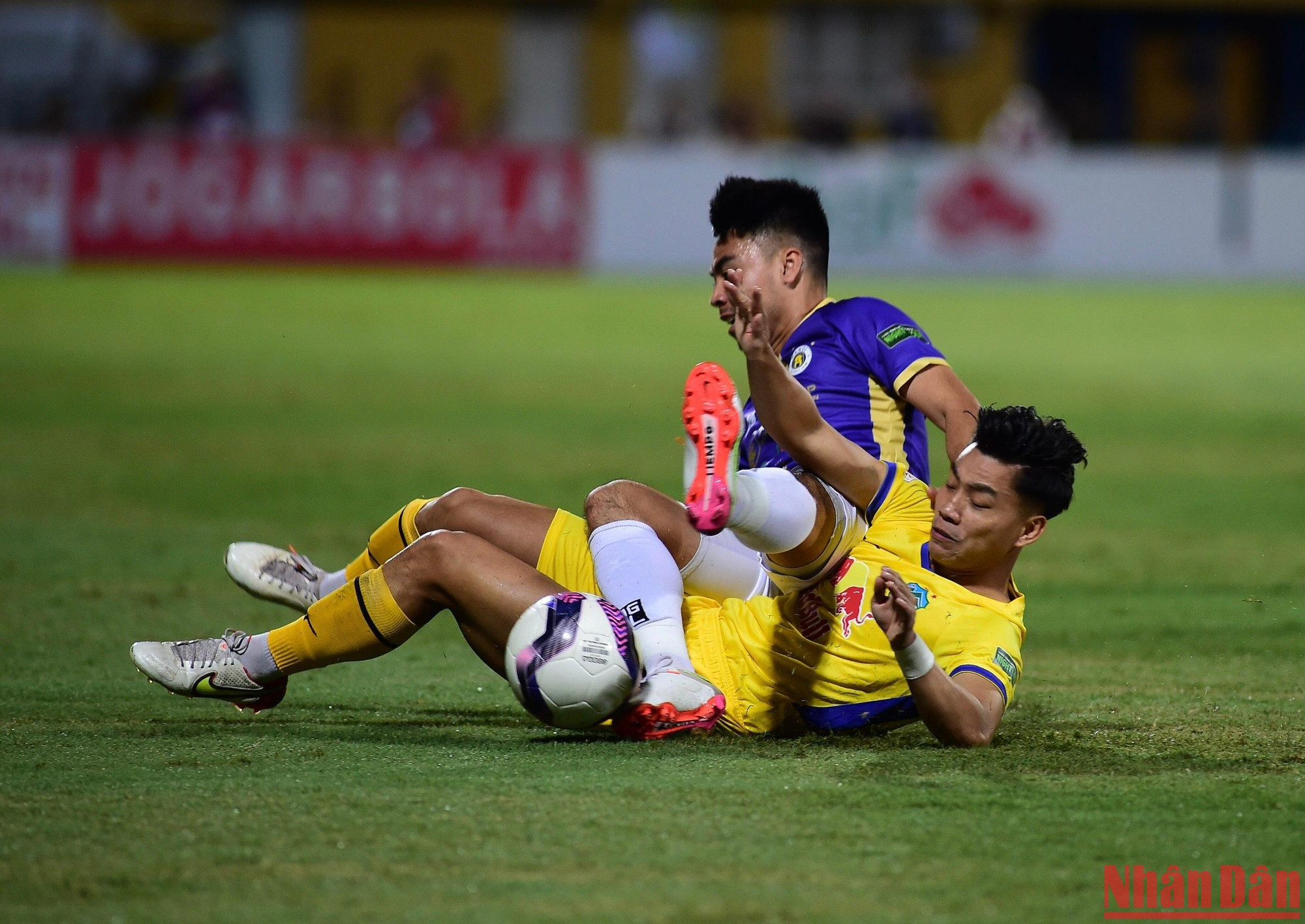 Cả Hà Nội và Hoàng Anh Gia Lai đều nhập cuộc rất chủ động và sẵn sàng chơi đôi công.