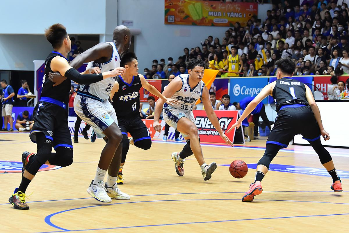 Dominique Tham thi đấu nỗ lực nhưng một mình anh là không đủ tạo nên bất ngờ trước thế trận phòng ngự chặt chẽ của Hanoi Buffaloes