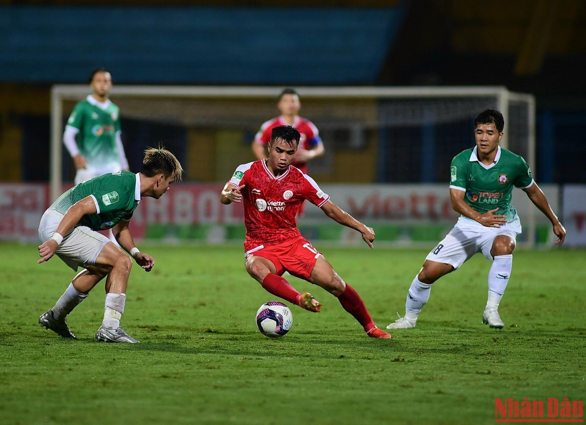 Những phút còn lại của hiệp 2, hai đội chơi bóng có phần thận trọng hơn và ít có cơ hội nguy hiểm. Những phút còn lại của hiệp 2, hai đội chơi bóng có phần thận trọng hơn và ít có cơ hội nguy hiểm.