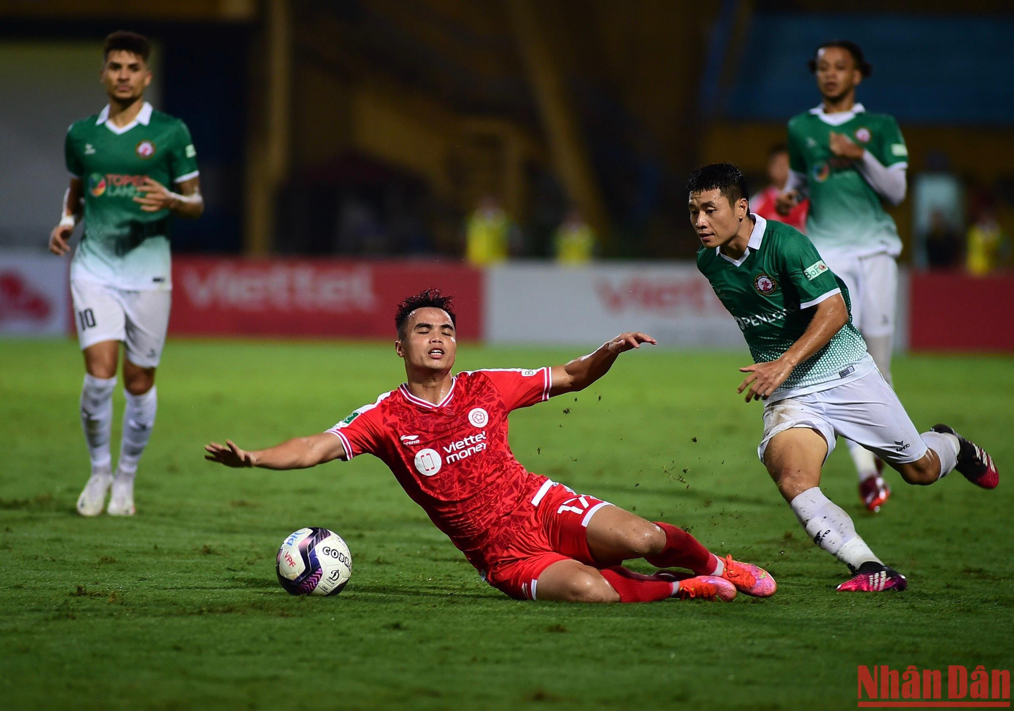 Bình Định là đội bóng nuối tiếc nhất khi ở phút 90 Jermie Lynch có pha xoay người dứt điểm rất tốt trong vòng 5m50 nhưng thủ môn Viettel vẫn kịp thời băng ra cản phá. Bình Định là đội bóng nuối tiếc nhất khi ở phút 90 Jermie Lynch có pha xoay người dứt điểm rất tốt trong vòng 5m50 nhưng thủ môn Viettel vẫn kịp thời băng ra cản phá.