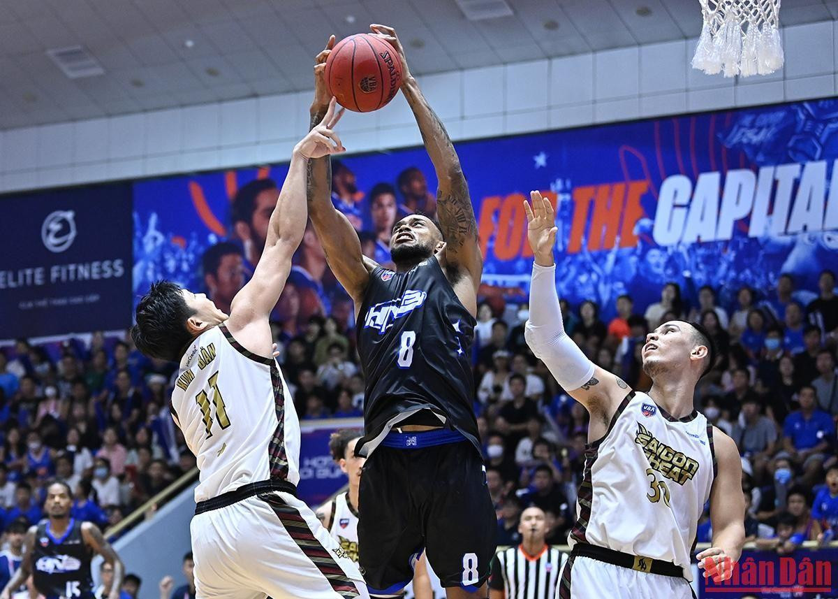 Mỗi khi Shane Henry cầm bóng sẽ có ít nhất hai cầu thủ Saigon Heat vây quanh trung phong người Mỹ này.