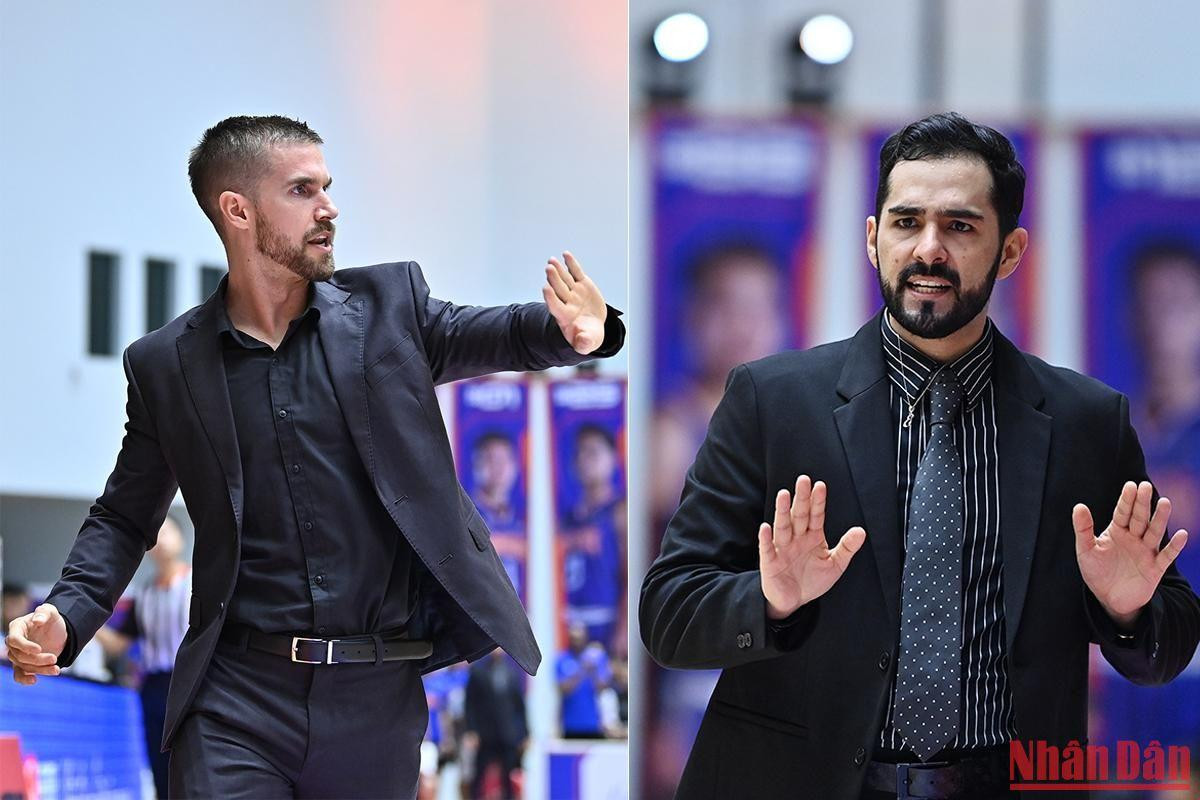 Phong cách chỉ đạo trái ngược của hai huấn luyện viên trong trận đấu. Trong khi huấn luyện viên Matt Van Pelt liên tục chỉ đạo các học trò thi đấu áp sát, đẩy nhanh tốc độ trận đấu thì huấn luyện viên Eric Weissling lại yêu cầu các cầu thủ thi đấu chậm lại, chắt chiu từng cơ hội ghi điểm.