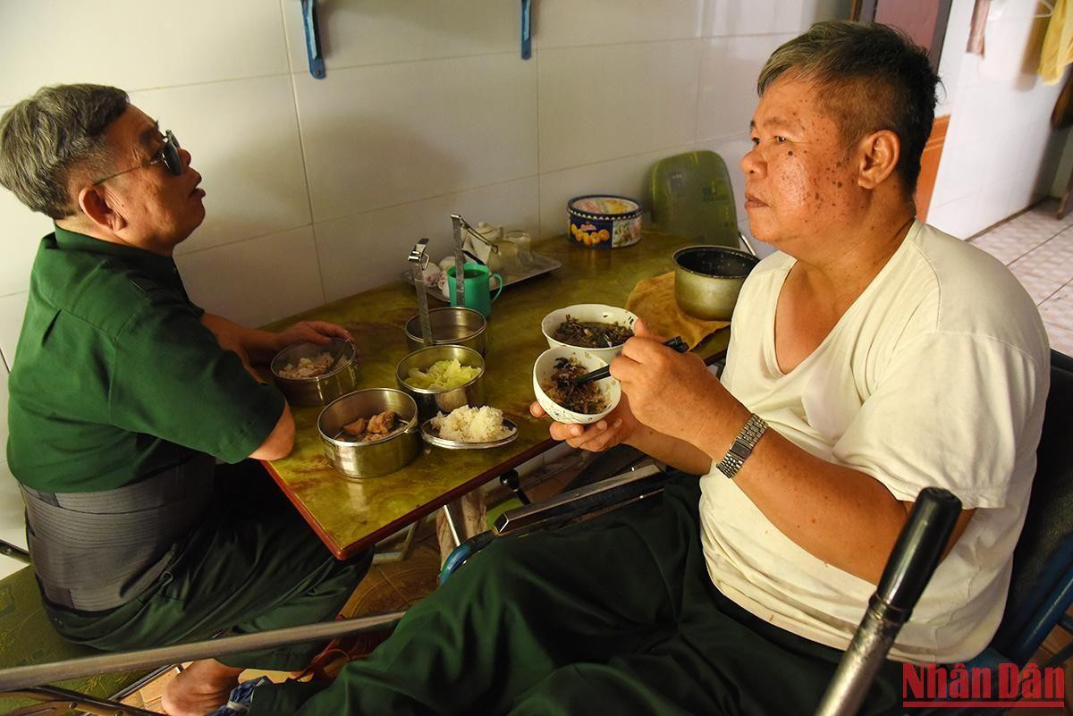 Bữa cơm giản dị, thân mật là thời gian những người bạn cùng nhau chia sẻ câu chuyện thường ngày. Bữa cơm giản dị, thân mật là thời gian những người bạn cùng nhau chia sẻ câu chuyện thường ngày.