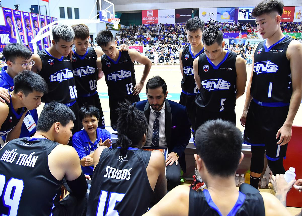 Huấn luyện viên Eric Weissling vẫn rất cẩn thận trong việc truyền đạt chiến thuật cho các học trò trong mỗi trận đấu.