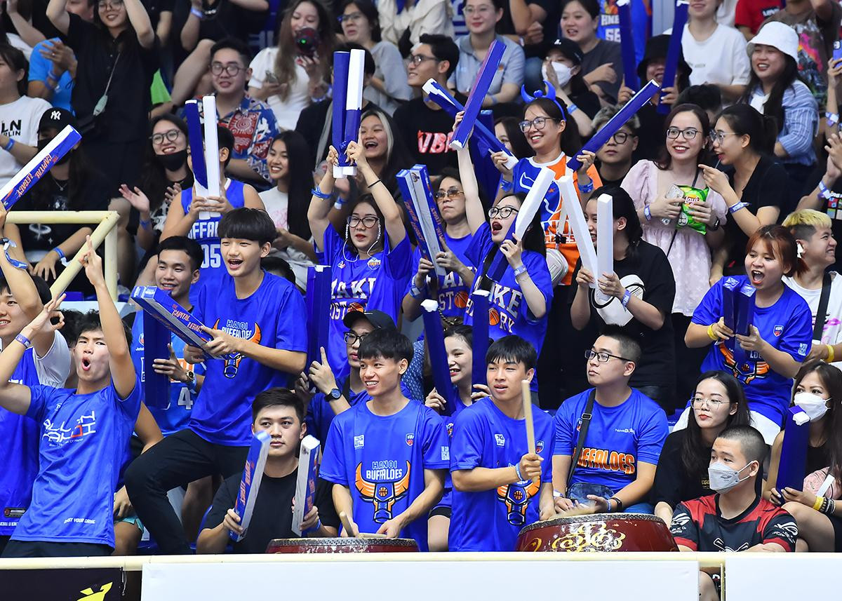 Nhà thi đấu Hoàng Mai sôi động với sự cổ vũ nhiệt tình của các cổ động viên Hanoi Buffaloes.