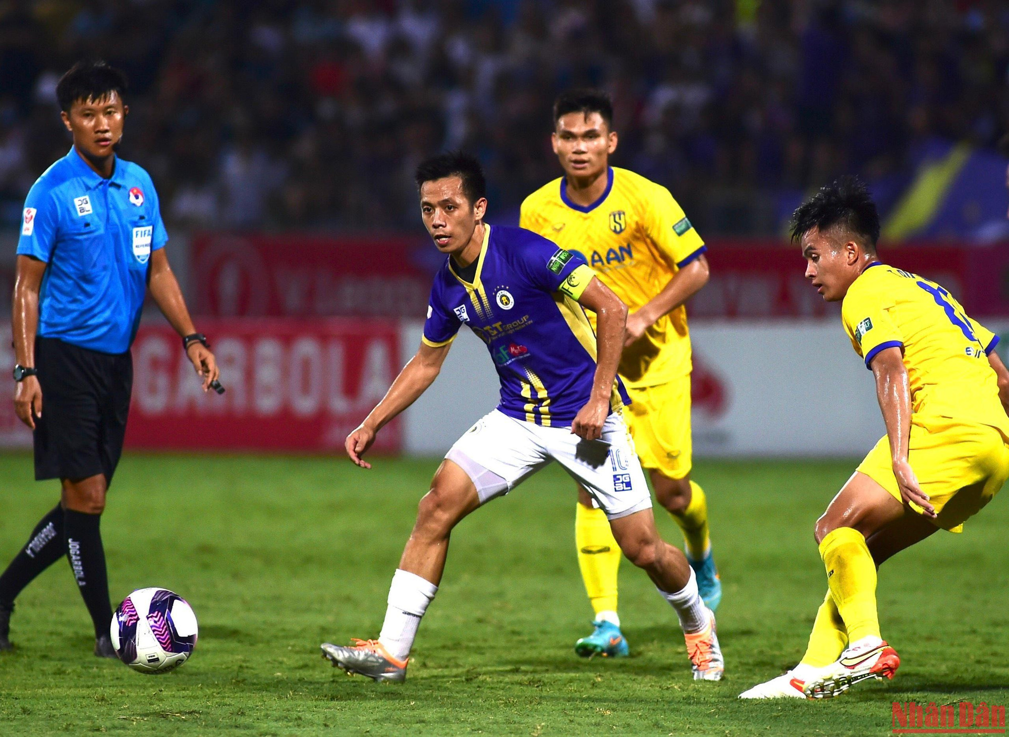 Bị dẫn trước, Văn Quyết và các đồng đội dồn lên tấn công tìm kiếm bàn thắng gỡ hòa. Tuy nhiên, các đường lên bóng của đội chủ nhà thường xuyên bị hàng phòng ngự chắc chắn bên phía Sông Lam Nghệ An bẻ gãy.