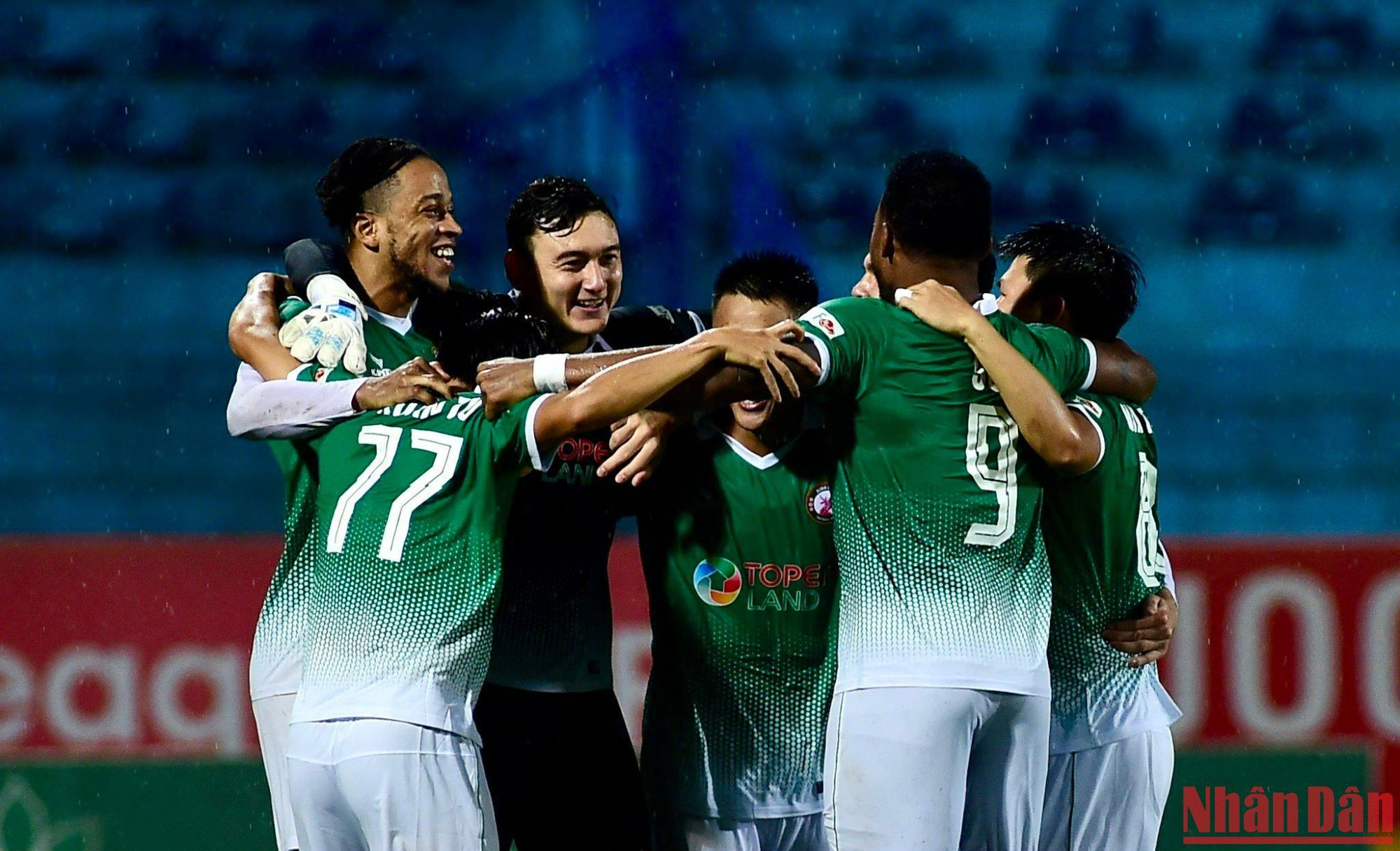 Niềm vui của các cầu thủ đội Bình định FC sau khi giành chiến thắng trước đội Viettel sau loạt sút luân lưu 11m. Niềm vui của các cầu thủ đội Bình định FC sau khi giành chiến thắng trước đội Viettel sau loạt sút luân lưu 11m.