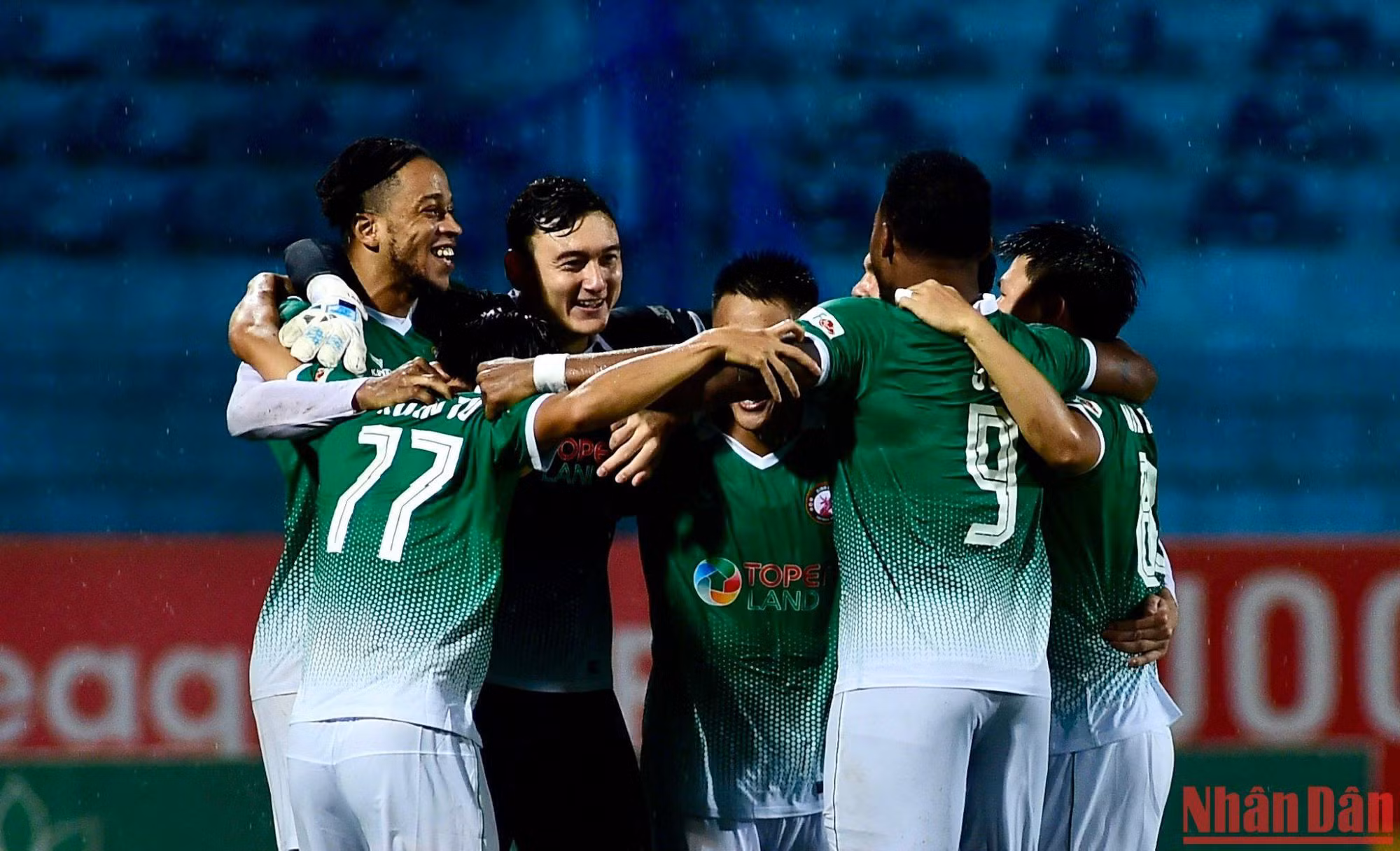 Niềm vui của các cầu thủ đội Bình định FC sau khi giành chiến thắng trước đội Viettel sau loạt sút luân lưu 11m.