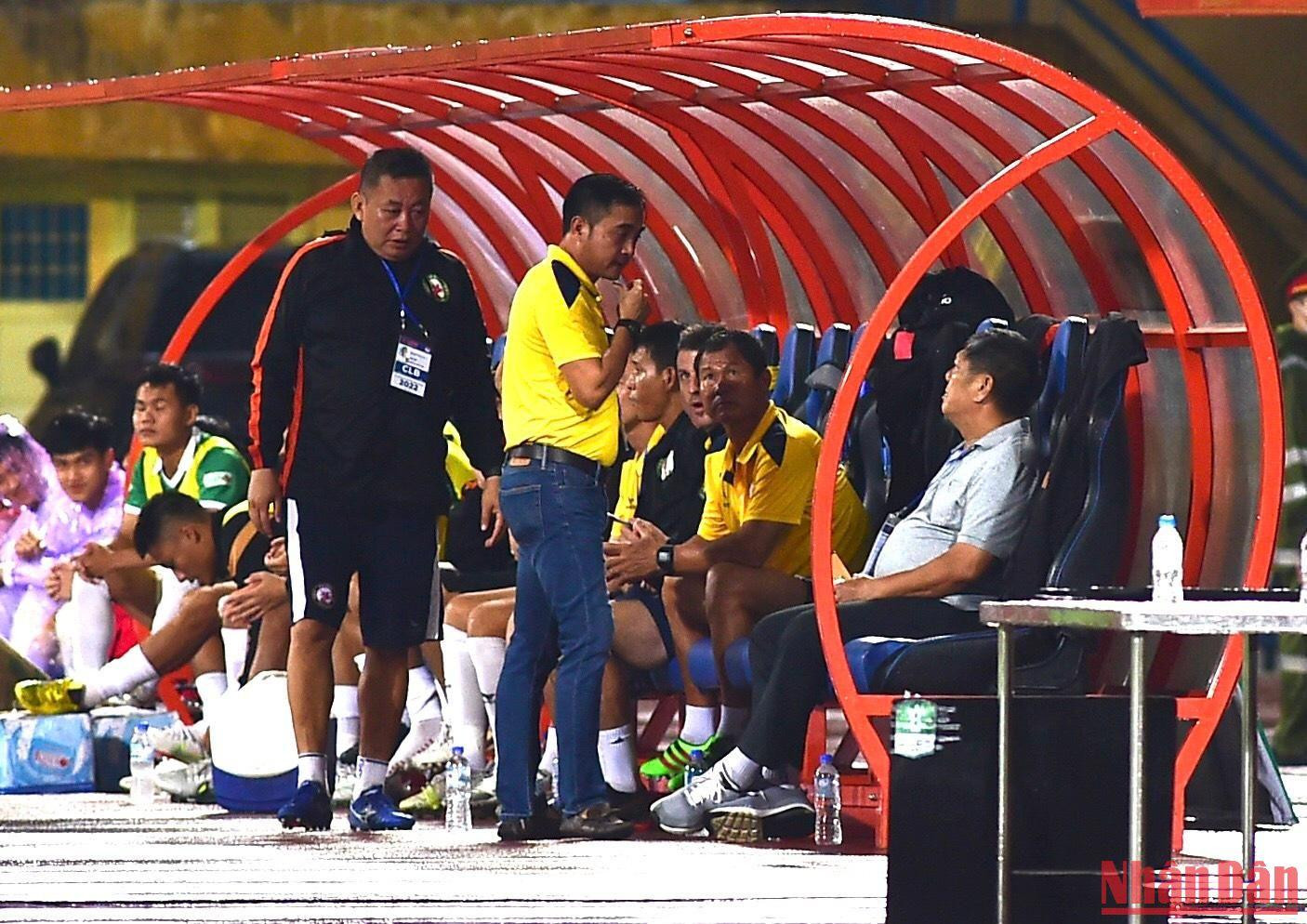 Do đội Bình Định thi đấu bế tắc nên huấn luyện viên Đức Thắng phải thường xuyên trao đổi với ban huấn luyện để tìm những đấu pháp thích hợp. Do đội Bình Định thi đấu bế tắc nên huấn luyện viên Đức Thắng phải thường xuyên trao đổi với ban huấn luyện để tìm những đấu pháp thích hợp.