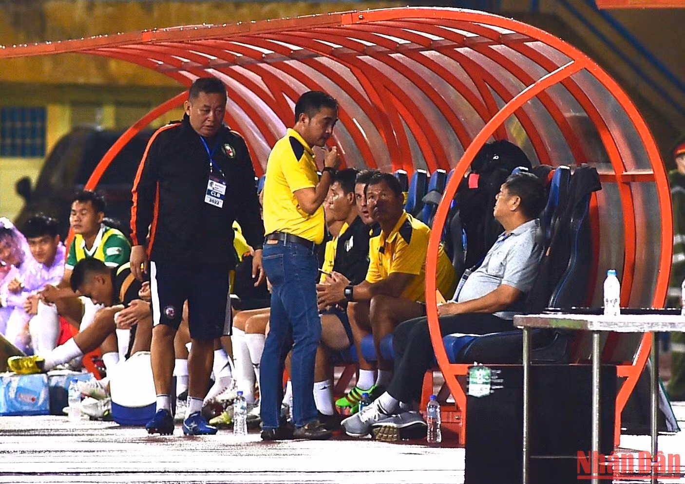 Do đội Bình Định thi đấu bế tắc nên huấn luyện viên Đức Thắng phải thường xuyên trao đổi với ban huấn luyện để tìm những đấu pháp thích hợp.
