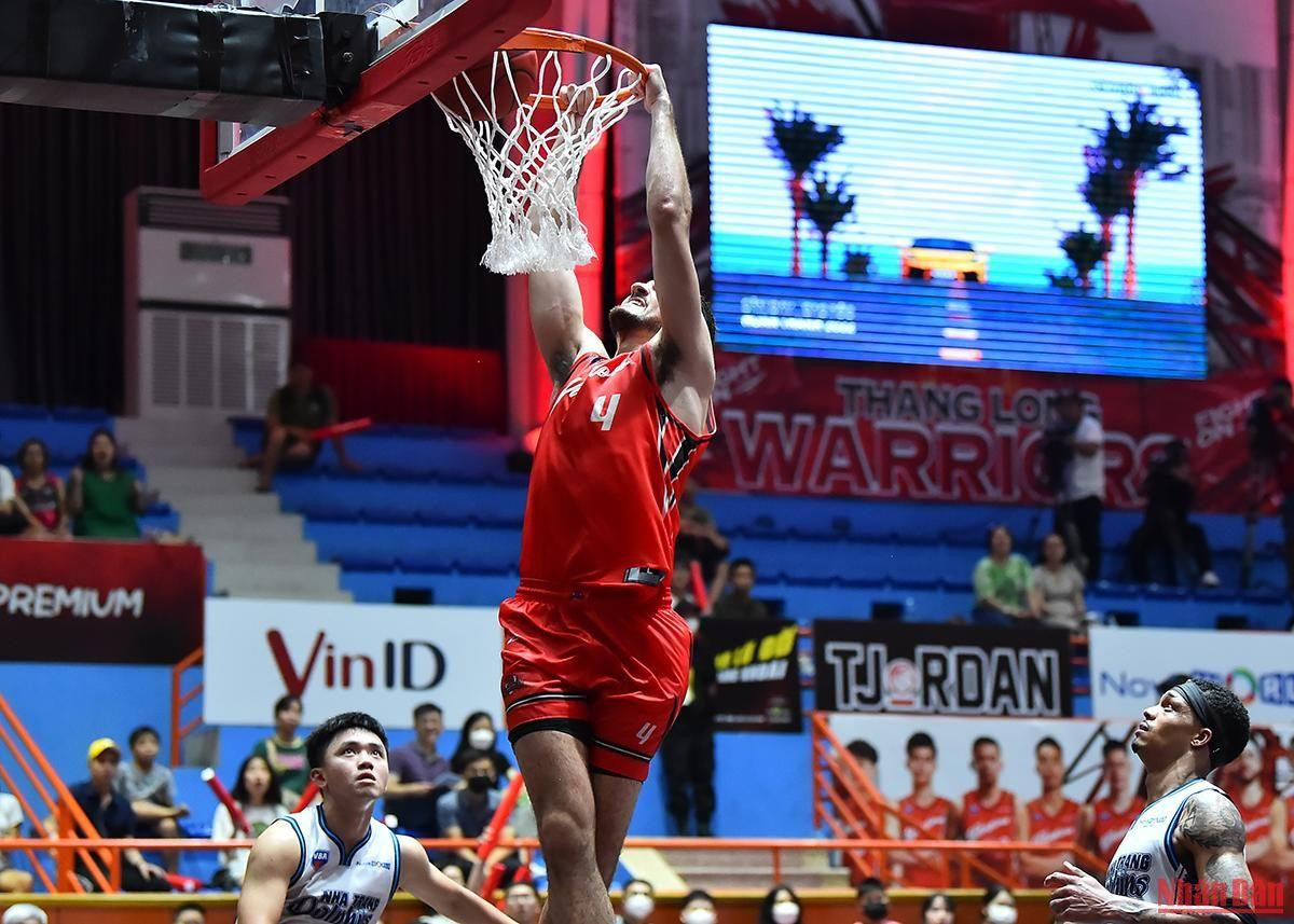 Dù có thời điểm để đội khách rút ngắn tỷ số xuống còn 5 điểm tại hiệp 4 nhưng những tình huống ghi điểm quan trọng của Clayton Guillozet phần nào làm giảm bớt đi sự hưng phấn của các cầu thủ Nha Trang Dolphins.