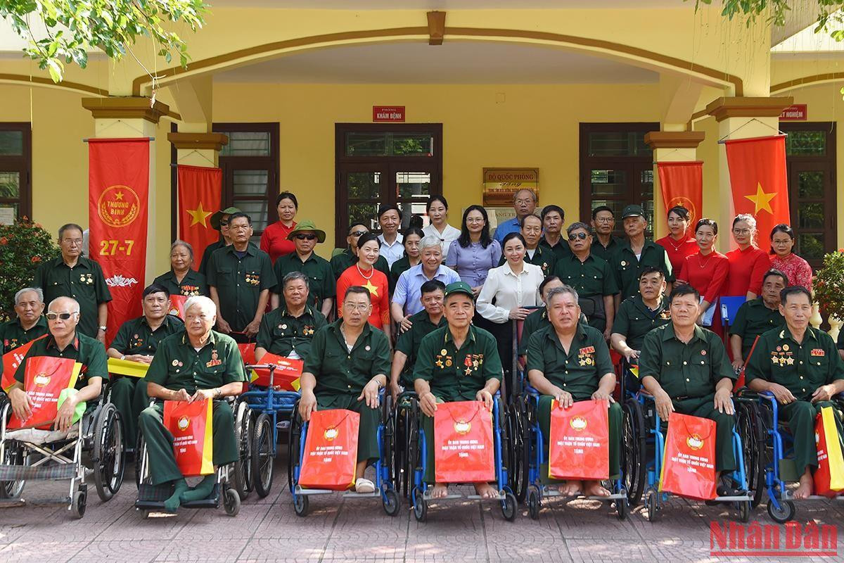 Nhân dịp kỷ niệm 75 năm Ngày Thương binh-Liệt sĩ (27/7/1947-27/7/2022), chiều 19/7, đồng chí Đỗ Văn Chiến, Bí thư Trung ương Đảng, Chủ tịch Ủy ban Trung ương Mặt trận Tổ quốc Việt Nam cùng Đoàn công tác đến thăm, tặng quà cho các thương, bệnh binh tại Trung tâm điều dưỡng thương binh Duy Tiên. Nhân dịp kỷ niệm 75 năm Ngày Thương binh-Liệt sĩ (27/7/1947-27/7/2022), chiều 19/7, đồng chí Đỗ Văn Chiến, Bí thư Trung ương Đảng, Chủ tịch Ủy ban Trung ương Mặt trận Tổ quốc Việt Nam cùng Đoàn công tác đến thăm, tặng quà cho các thương, bệnh binh tại Trung tâm điều dưỡng thương binh Duy Tiên.