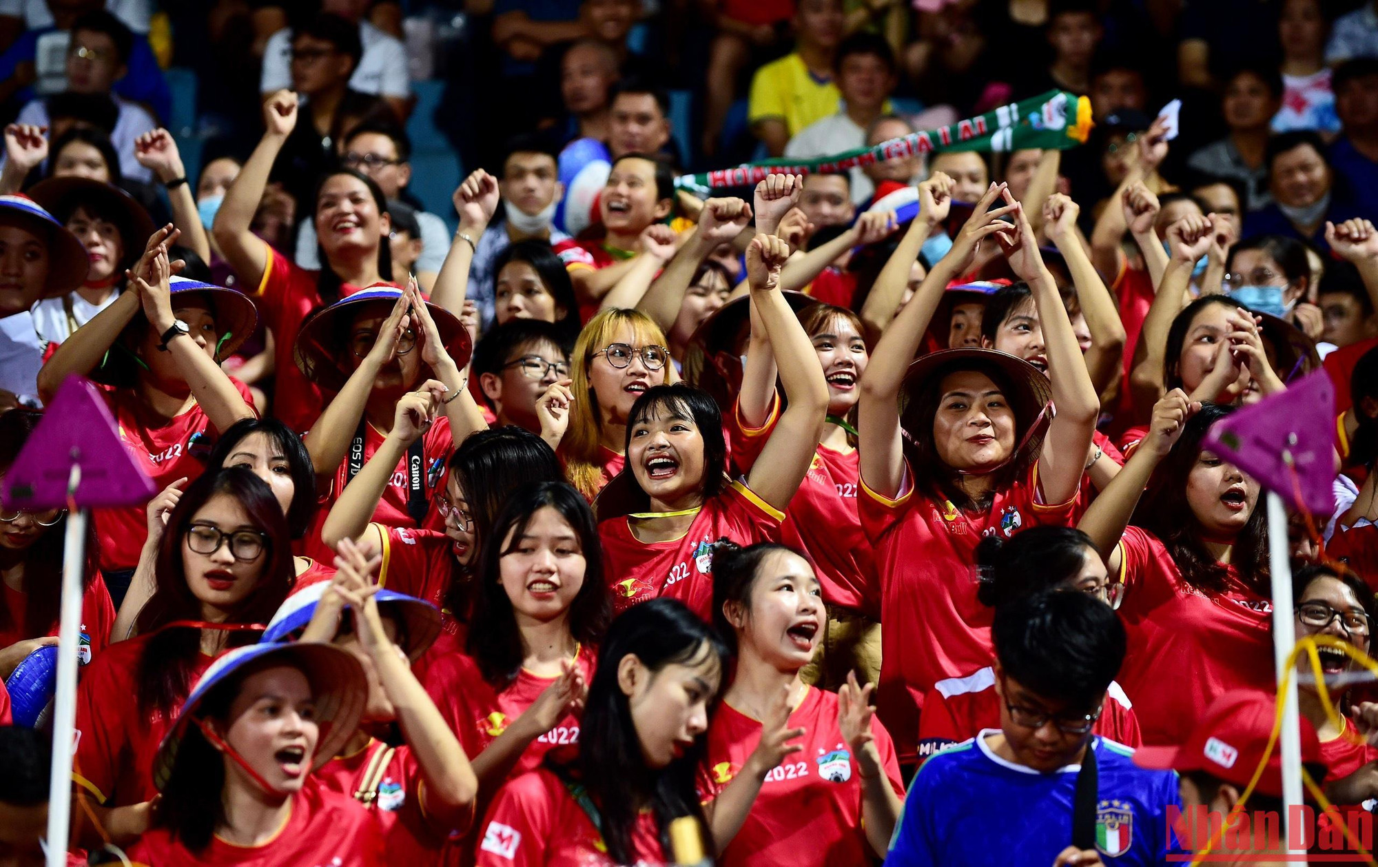 Cổ động viên Hoàng Anh Gia Lai không quản ngại đường xa đến với sân Hàng Đẫy.