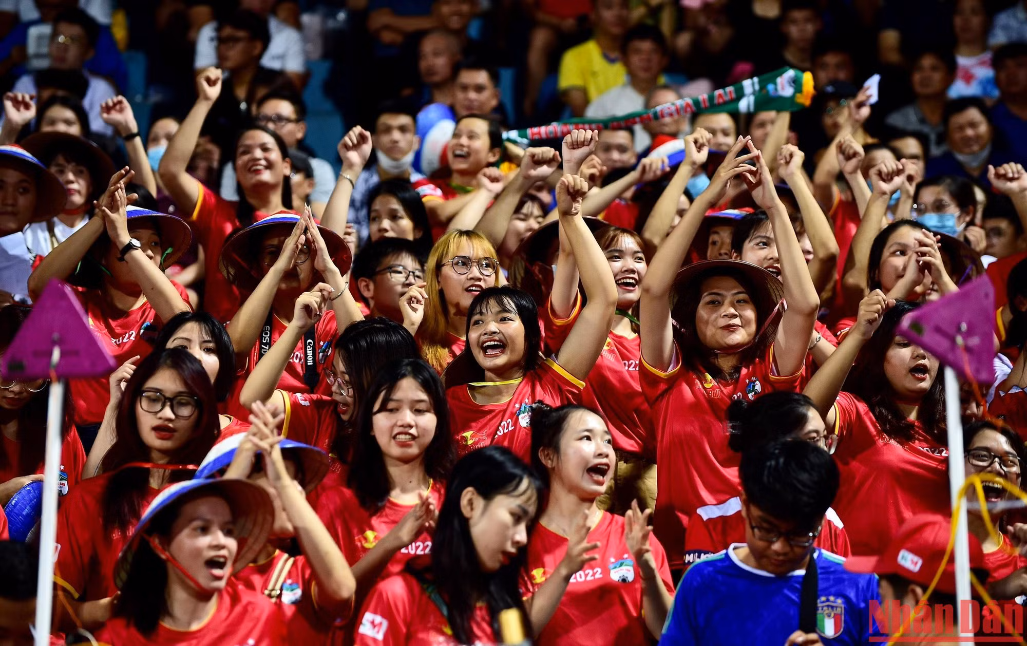 Cổ động viên Hoàng Anh Gia Lai không quản ngại đường xa đến với sân Hàng Đẫy.