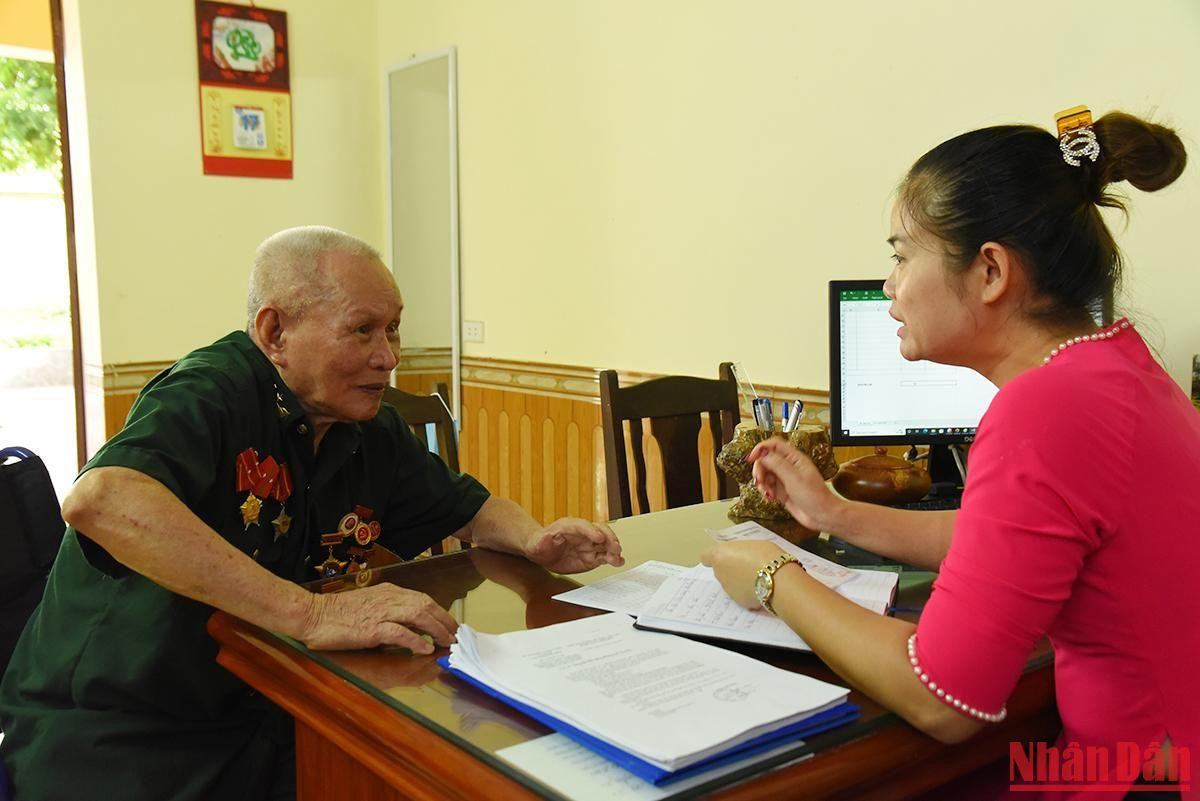 Cán bộ Trung tâm luôn sẵn sàng giúp đỡ giải đáp thắc mắc của các thương, bệnh binh liên quan đến những vấn đề về chế độ chính sách, trợ cấp. Cán bộ Trung tâm luôn sẵn sàng giúp đỡ giải đáp thắc mắc của các thương, bệnh binh liên quan đến những vấn đề về chế độ chính sách, trợ cấp.