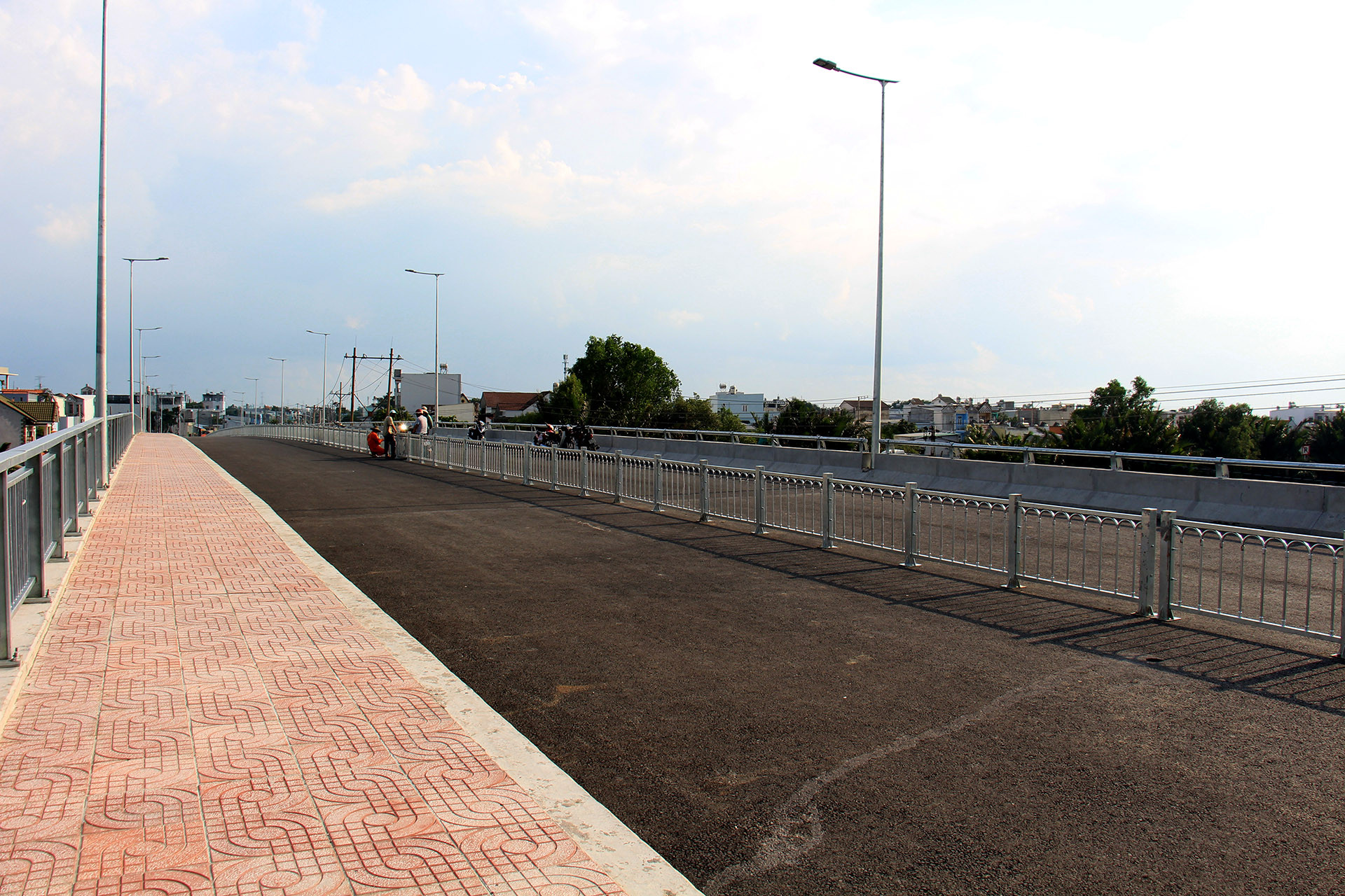 Do vướng giải phóng mặt bằng nên dự án tạm ngưng thi công 3 năm. Đến tháng 9/2022, Ủy ban nhân dân huyện Nhà Bè mới giao toàn bộ mặt bằng cho chủ đầu tư. Sau khi nhận mặt bằng, Ban Quản lý dự án đầu tư xây dựng các công trình giao thông Thành phồ Hồ Chí Minh đã gấp rút triển khai thi công.