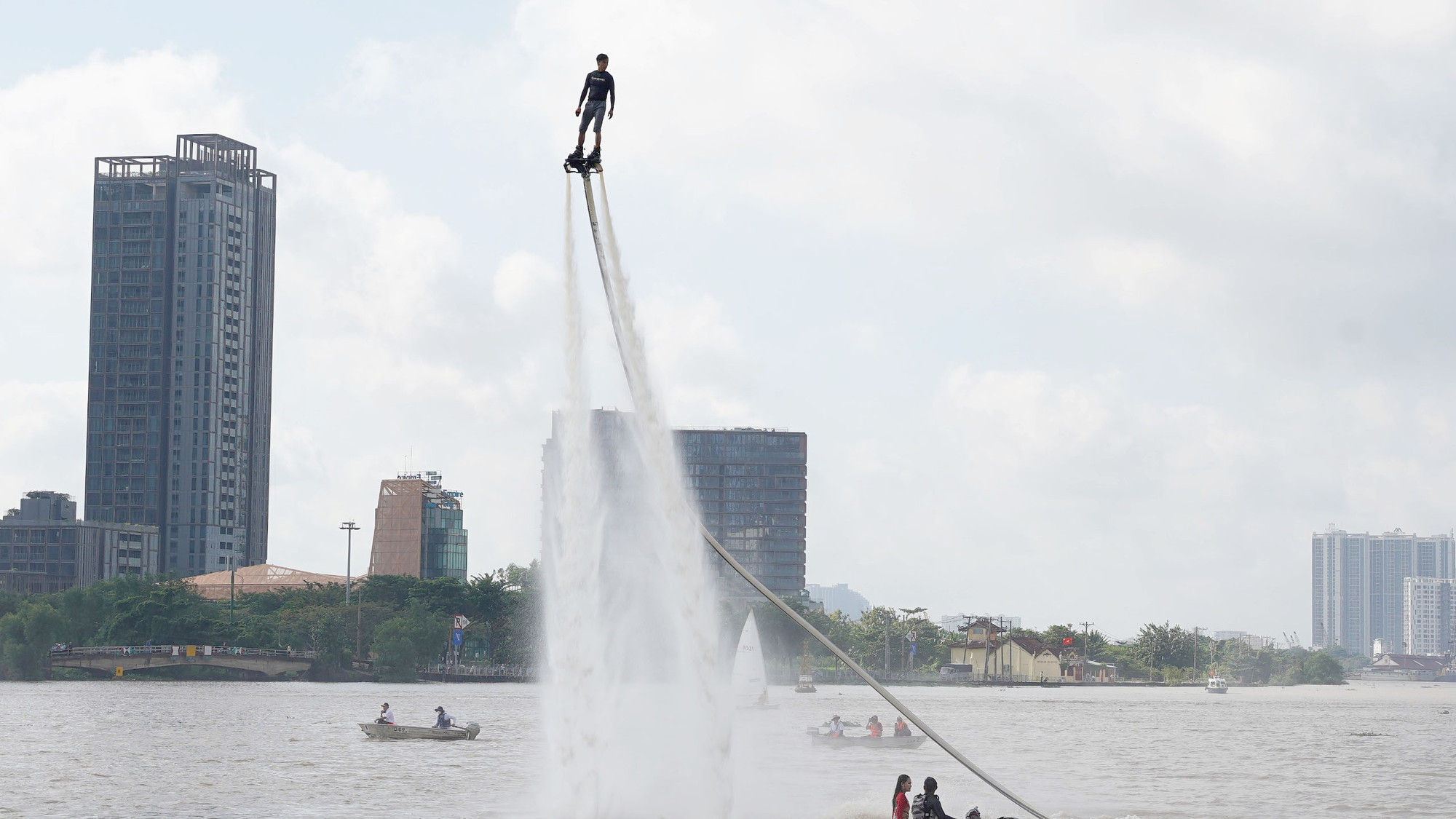 Màn trình diễn bay bằng ván phản lực tạo nên điểm nhấn đặc sắc trong hoạt động diễn ra vào sáng 5/8.