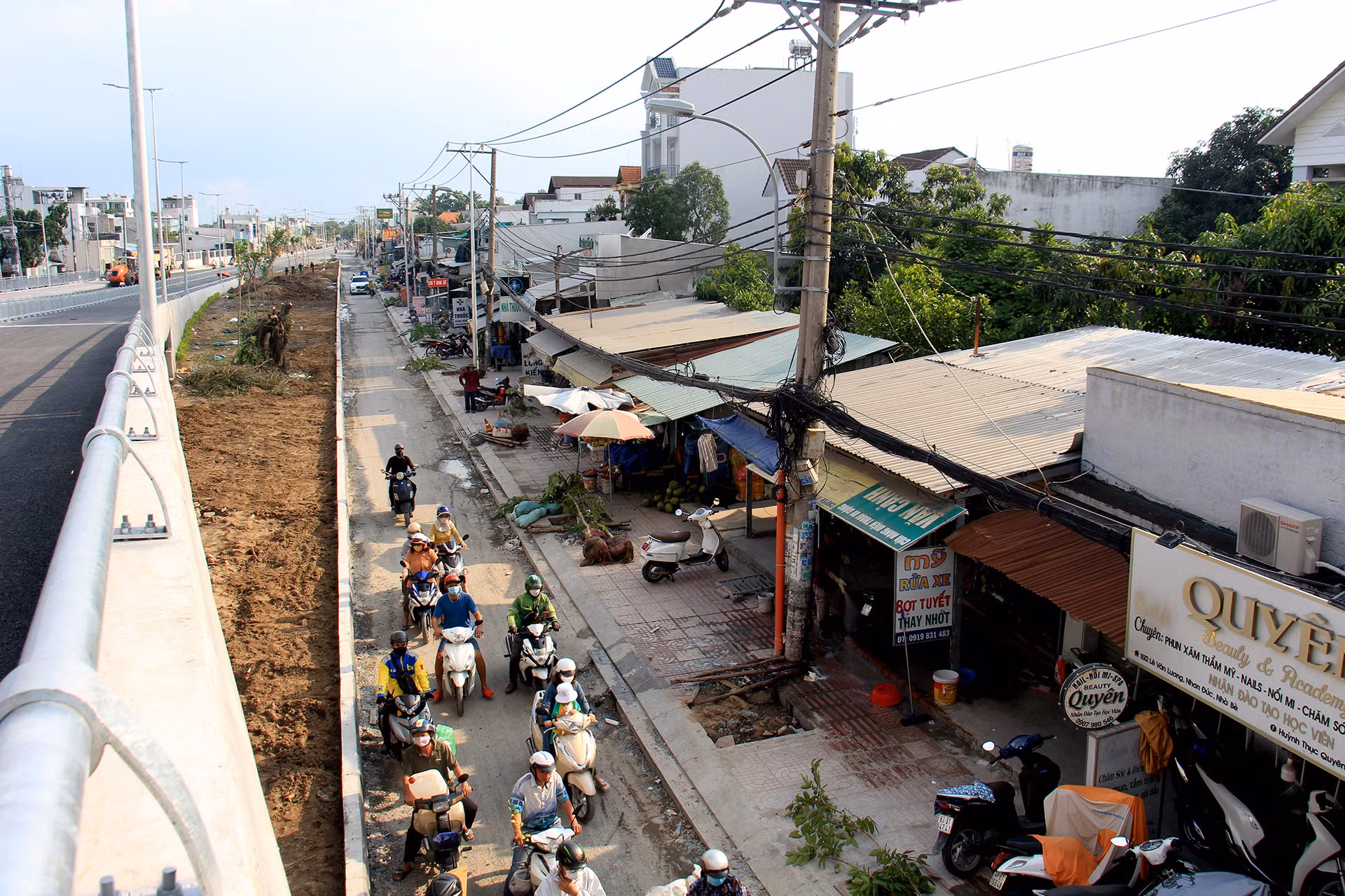 Riêng nhánh N1, N3 (bên phải tuyến) đang hoàn thiện lớp cấp phối đá dăm. Tương tự, gói thầu chiếu sáng cũng đã hoàn thành phần chiếu sáng trên tuyến chính, đường dân sinh N2, N4 và đang tiếp tục hoàn thiện phần chiếu sáng trên tuyến dân sinh N1, N3".