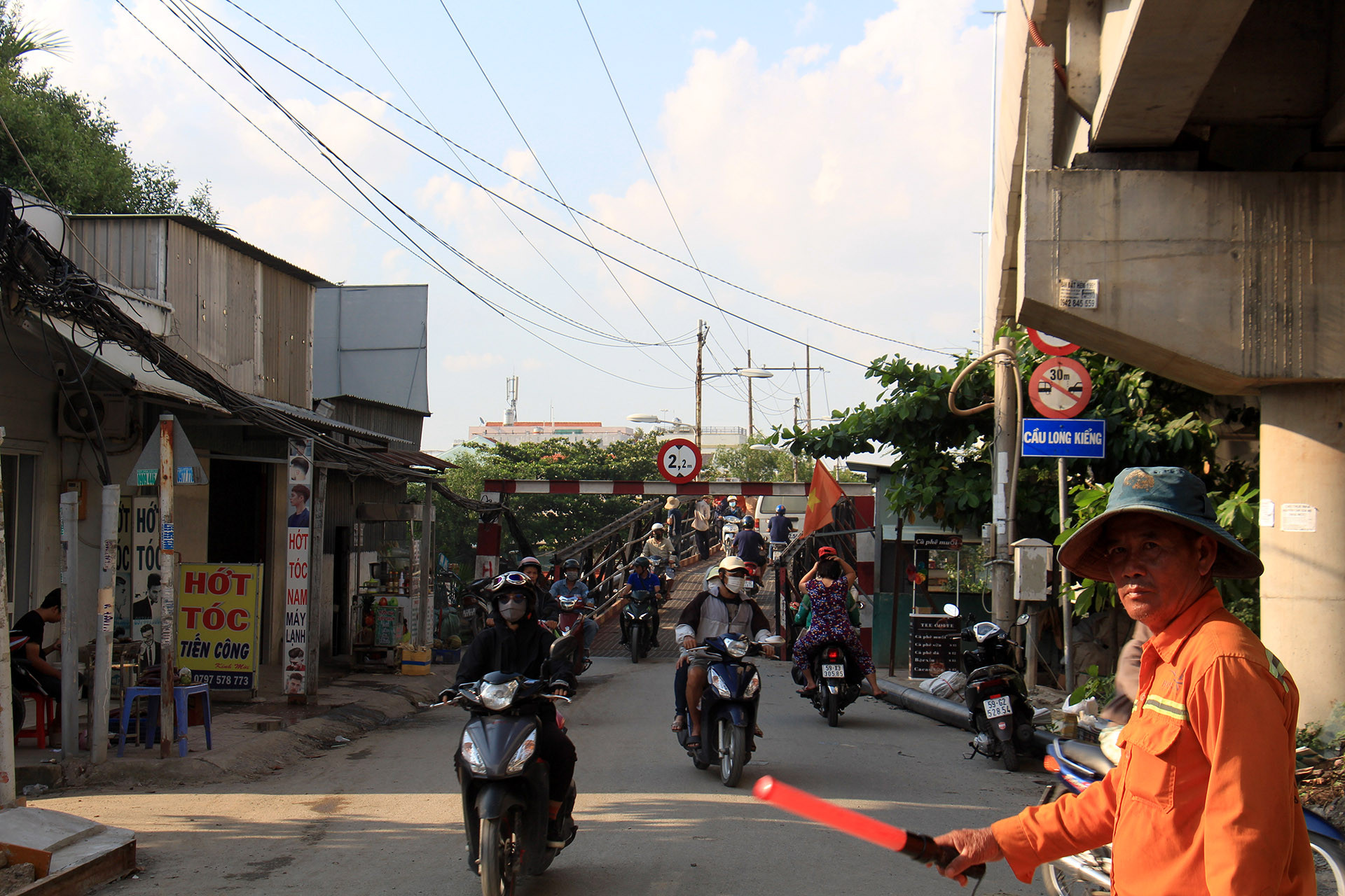 Trước đây, việc đi lại của người dân tại hai xã Nhơn Đức và Phước Kiển đều phải phụ thuộc vào cầu sắt Long Kiểng (cũ) được xây dựng từ năm 1976. Cây cầu chỉ rộng 3m và dài hơn 100m nên thường xuyên kẹt xe vào giờ cao điểm.