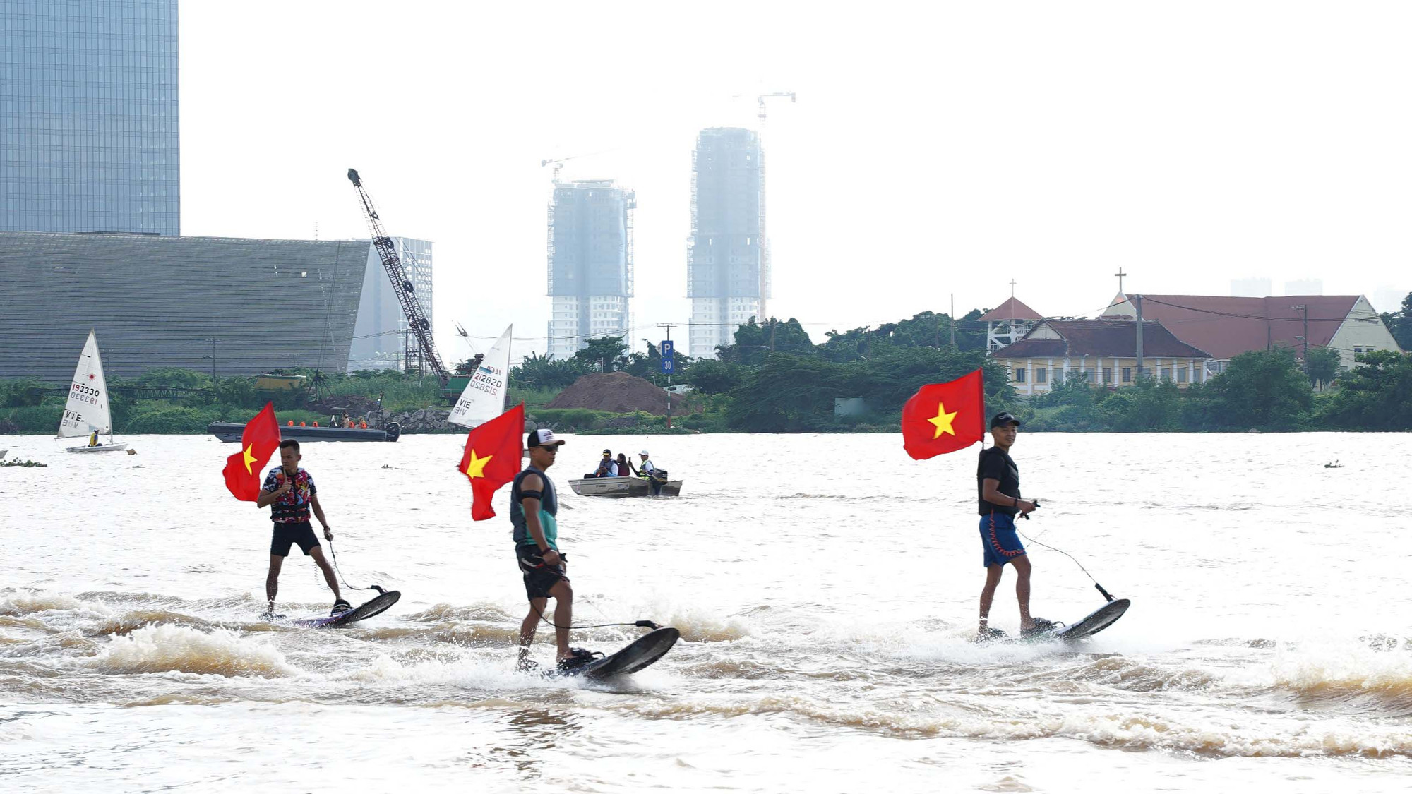 Ngoài những màn thi đấu hấp dẫn từ môn đua thuyền truyền thống, người hâm mộ còn được thưởng thức các hoạt động biểu diễn thể thao dưới nước.