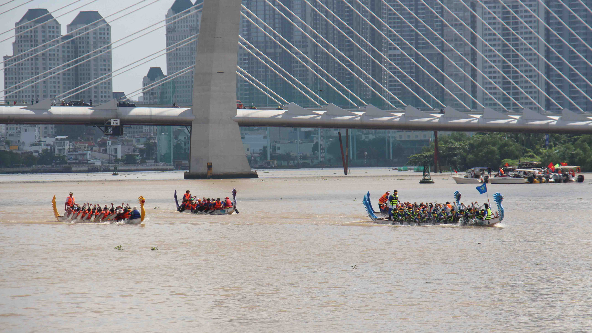 Xen kẽ với các hoạt động trình diễn dưới nước là cuộc tranh tài quyết liệt đến từ bộ môn đua thuyền.