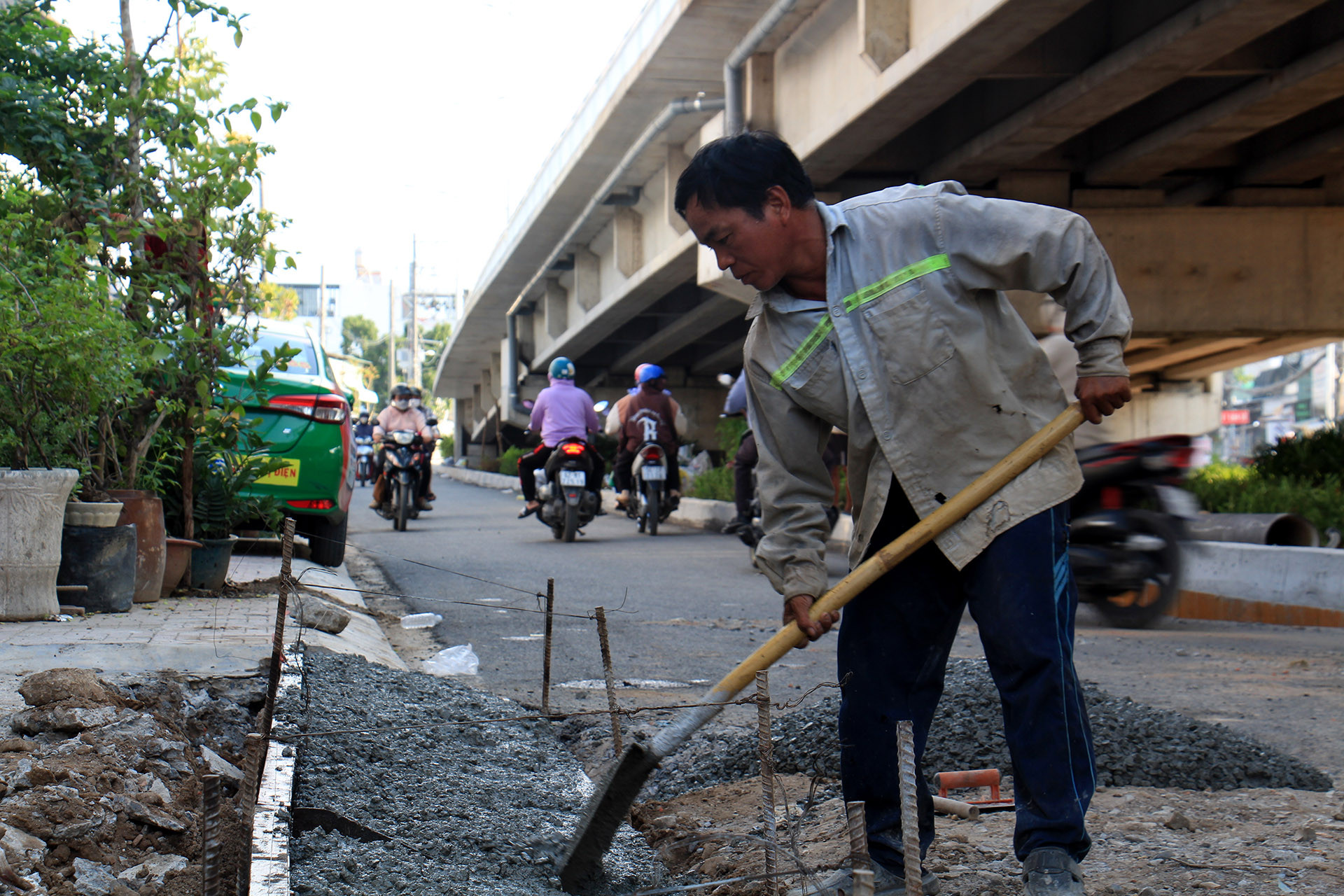 Ngày 24/8, có mặt tại công trường cầu Long Kiểng, phóng viên Báo Nhân Dân ghi nhận các nhà thầu đang đẩy nhanh thi công một số hạng mục phụ còn lại như: cây xanh, sơn kẻ vạch đường, lắp dải phân cách, hệ thống an toàn giao thông và đường dân sinh... với mục tiêu hoàn thành toàn bộ dự án để bàn giao cho chủ đầu tư vào ngày 31/8.