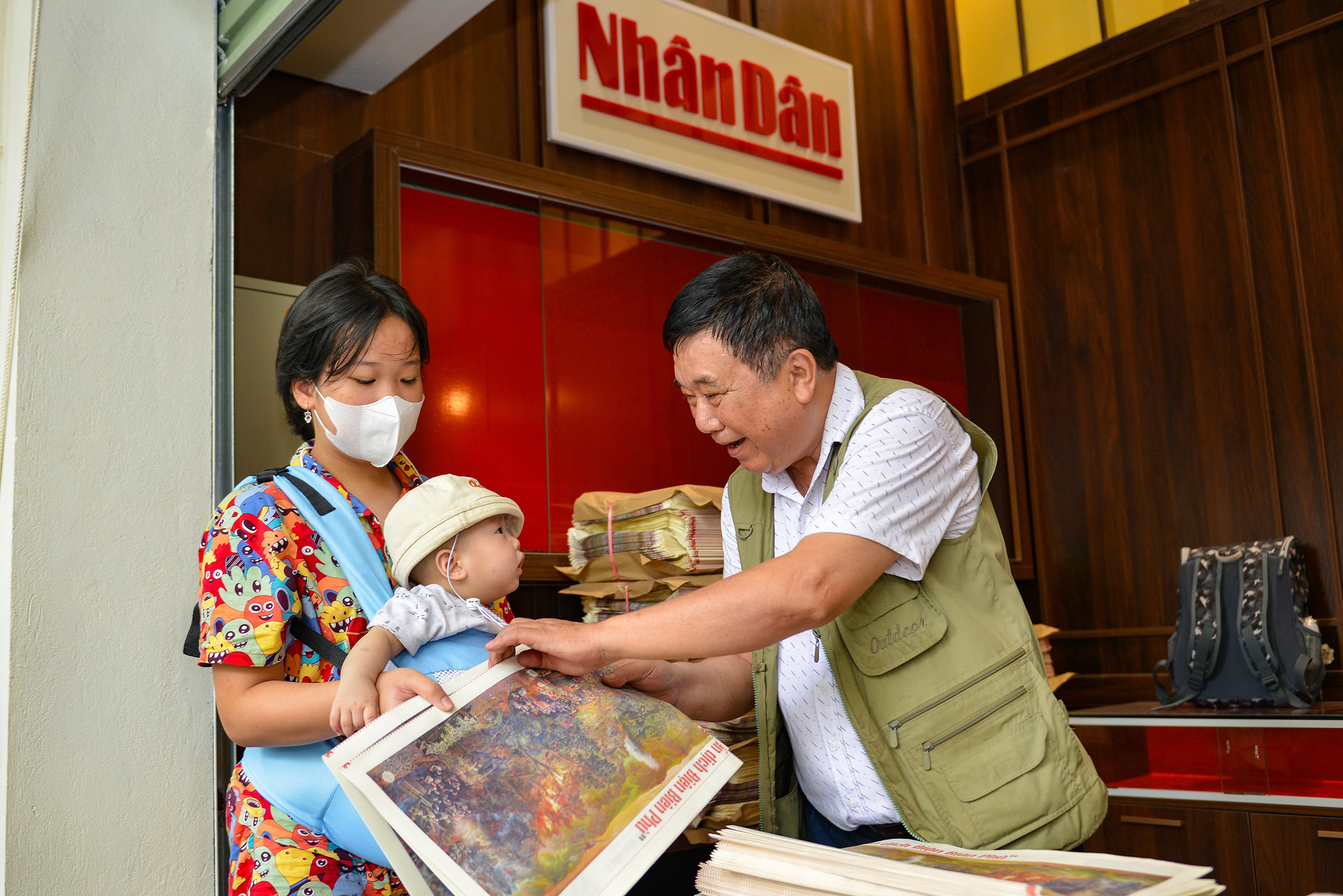 Đặc biệt trong sáng 20/5, họa sĩ Nguyễn Văn Mạc - trưởng nhóm tác giả bức panorama “Chiến dịch Điện Biên Phủ” đã có mặt tại trụ sở Báo Nhân Dân ( 71 phố Hàng Trống, Hà Nội) để trực tiếp trao tặng tờ phụ san cho độc giả.